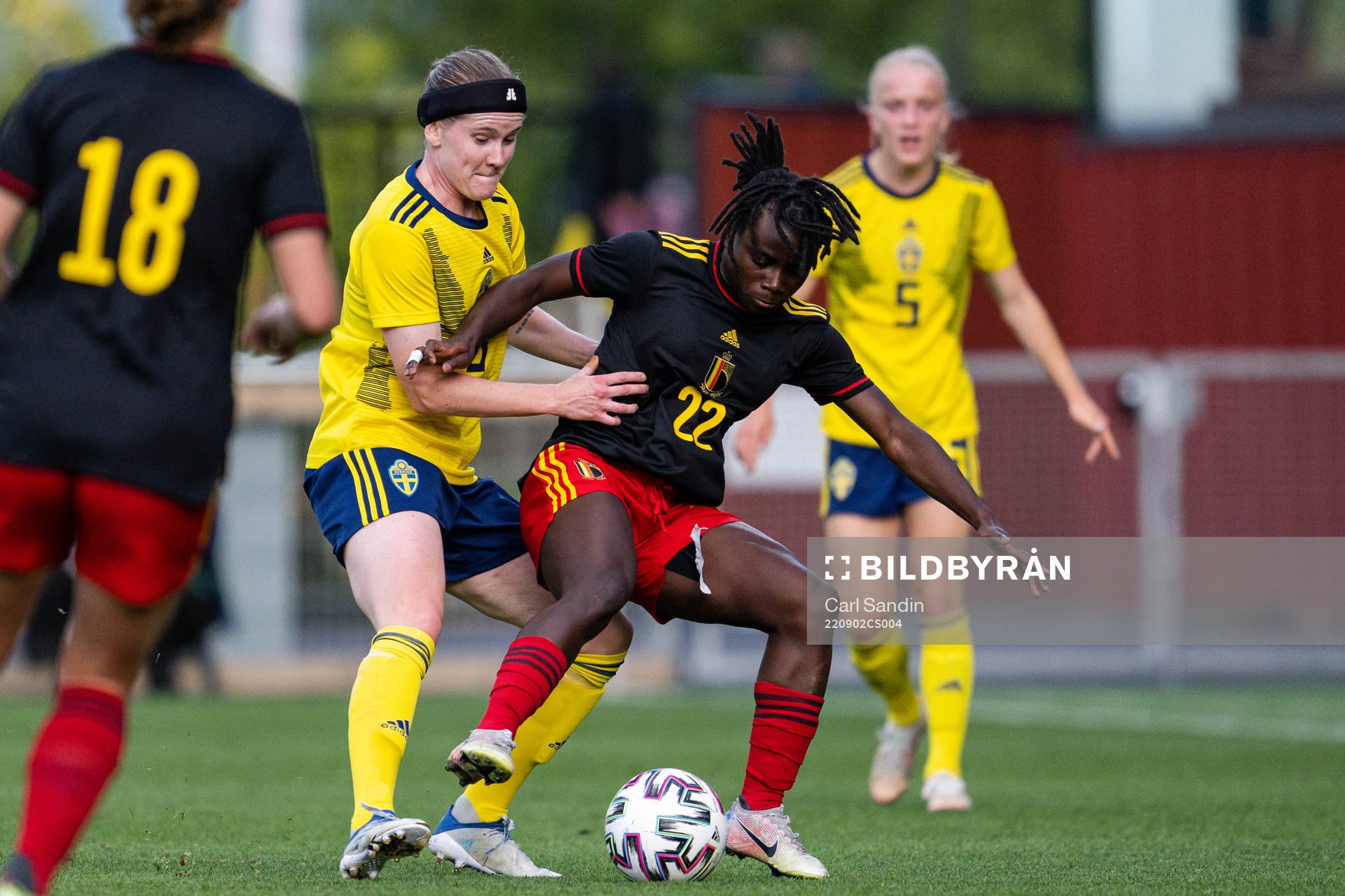Linn Vickius of Sweden and Welma Fon of Belgium during the international friendly U23 football match between Sweden and Belgium on September 2, 2022 in Jönköping. 