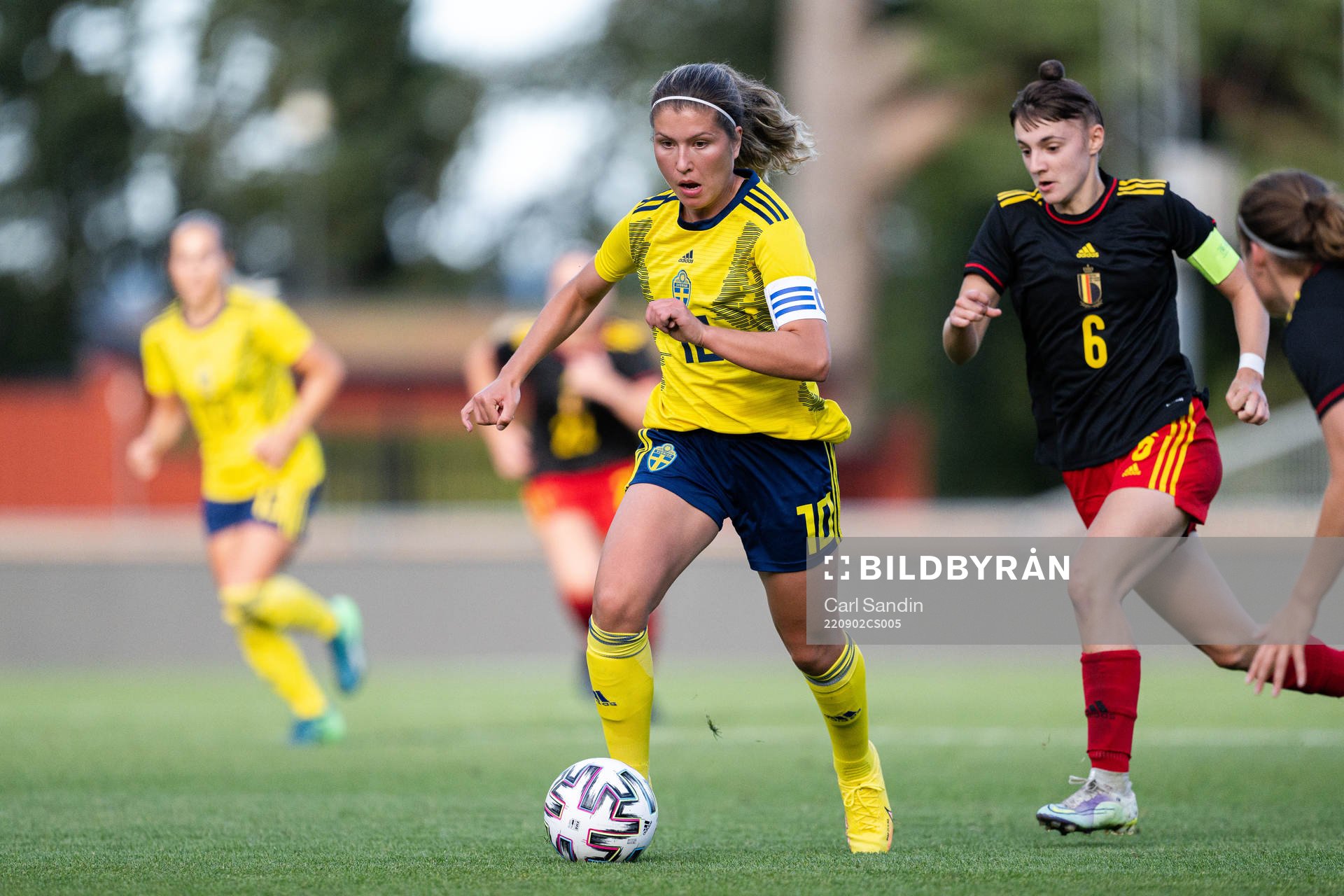 Loreta Kullashi of Sweden and Zenia Mertens of Belgium
