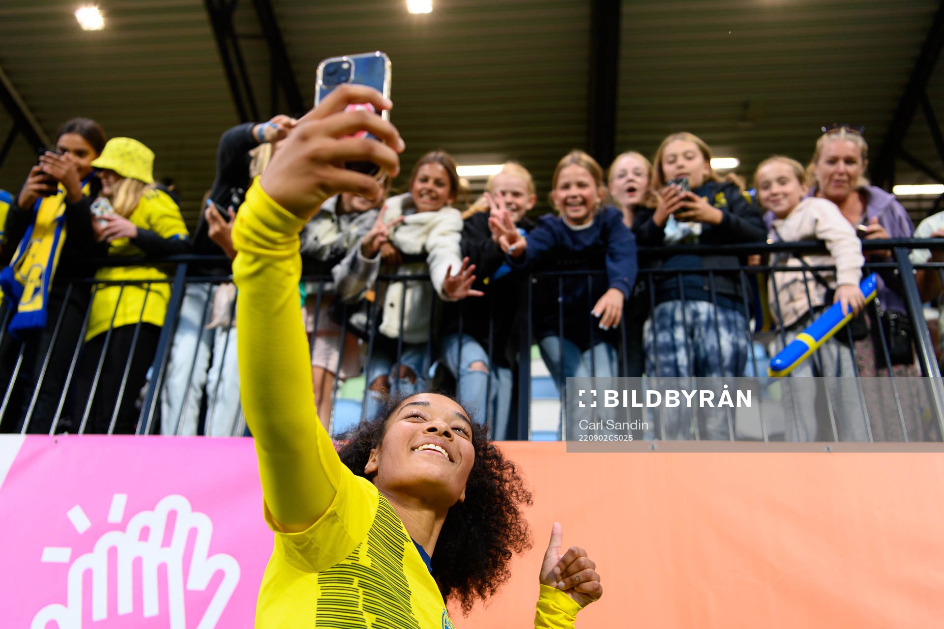 Evelina Duljan of Sweden takes pictures with the supporters