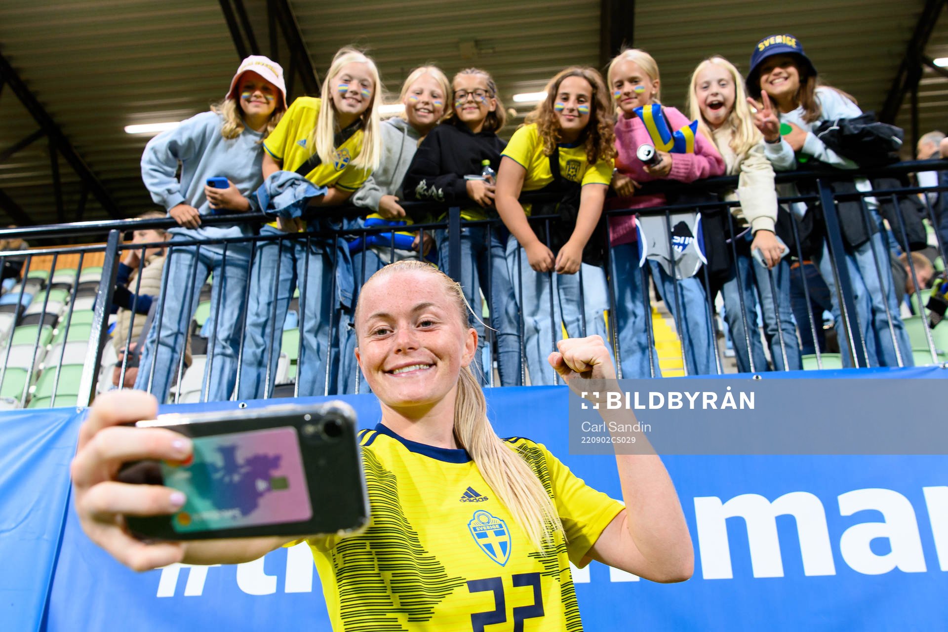 Zara Jönsson of Sweden takes pictures with the supporters