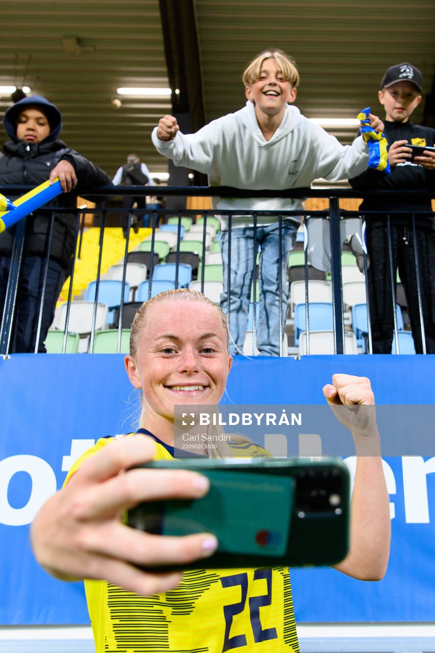 Zara Jönsson of Sweden takes pictures with the supporters