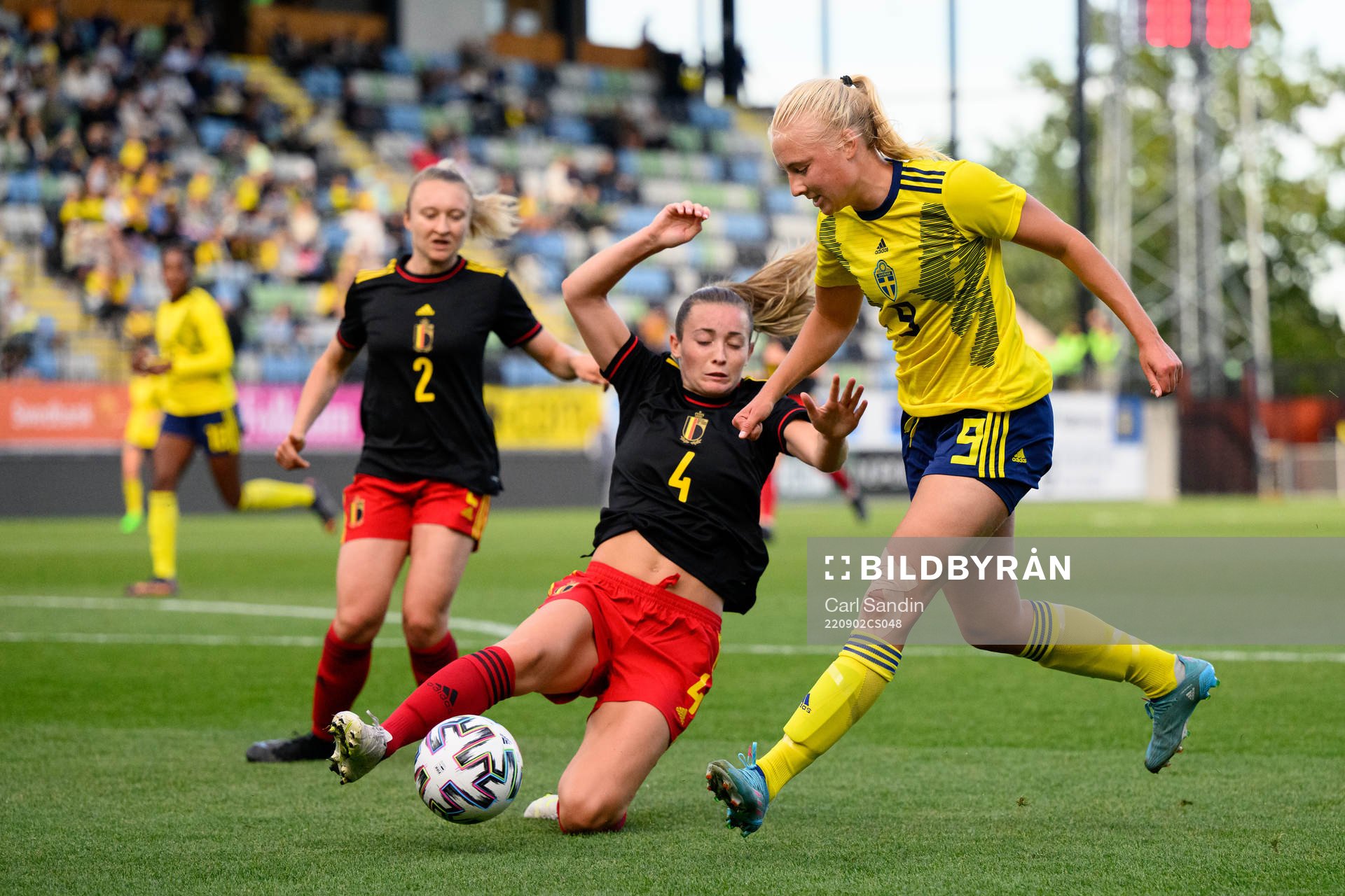 Sterre Gielen of Belgium and Stinalisa Johansson of Sweden