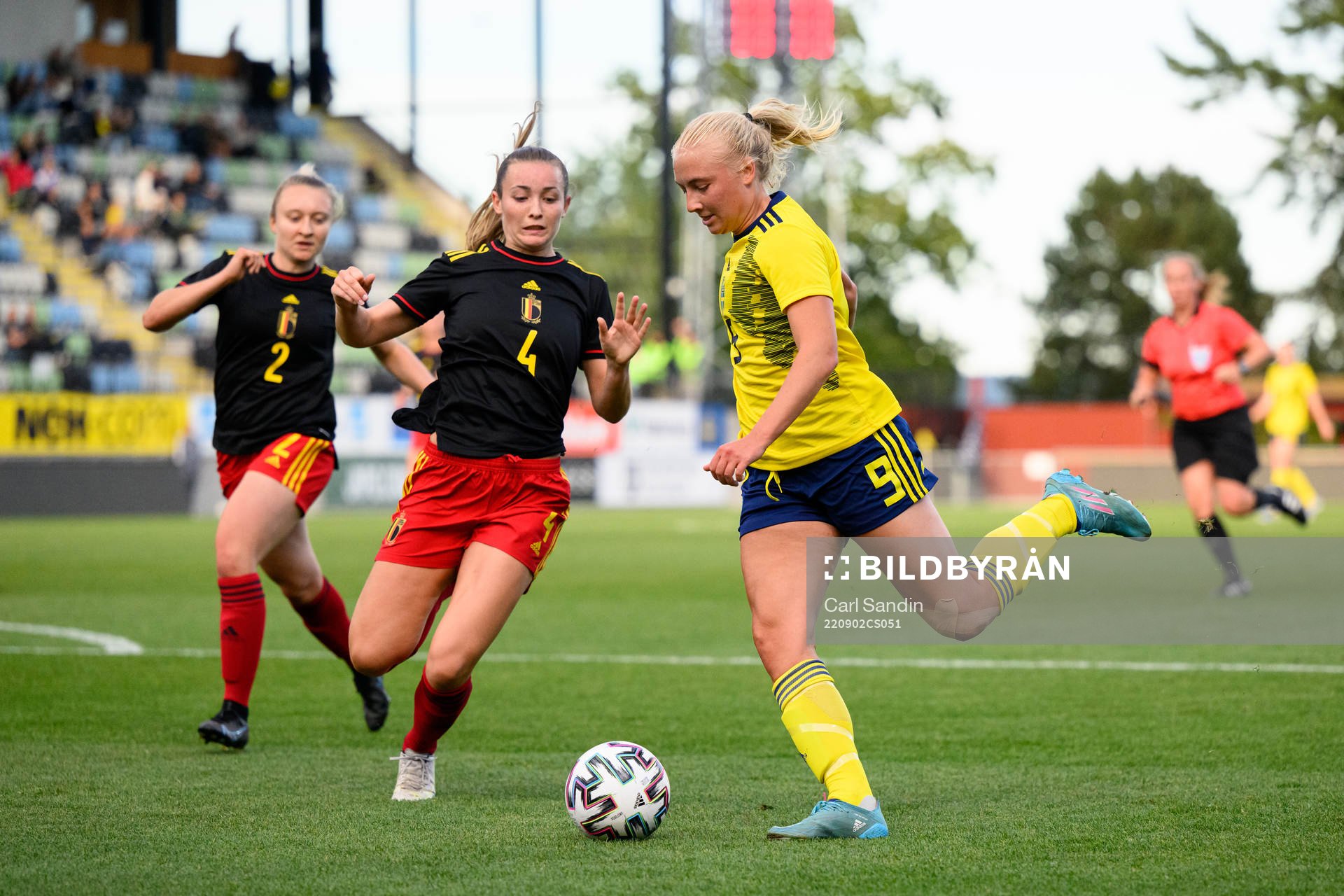 Sterre Gielen of Belgium and Stinalisa Johansson of Sweden