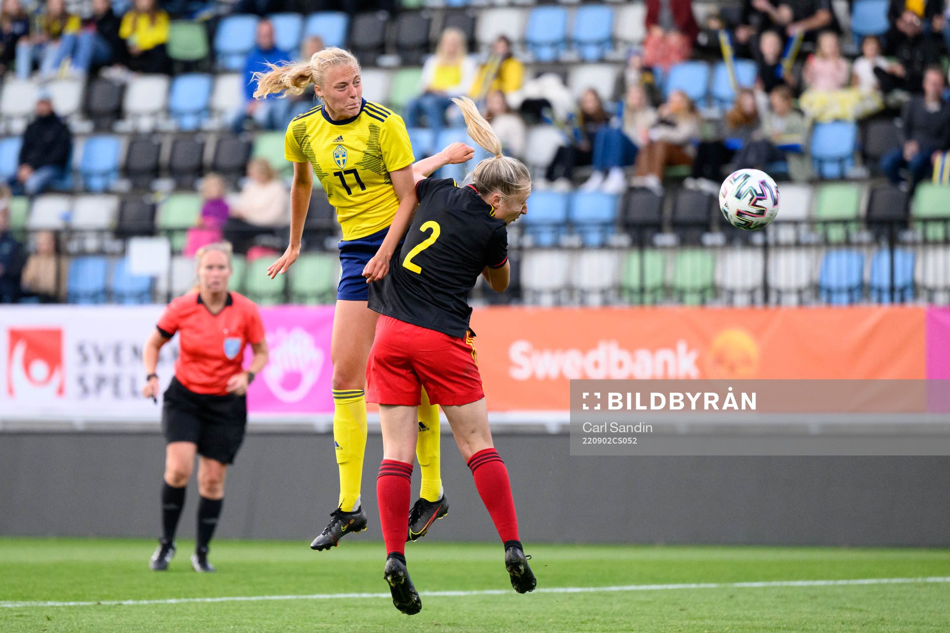Elma Junttila Nelhage of Sweden and Gwyneth Vanaenrode of