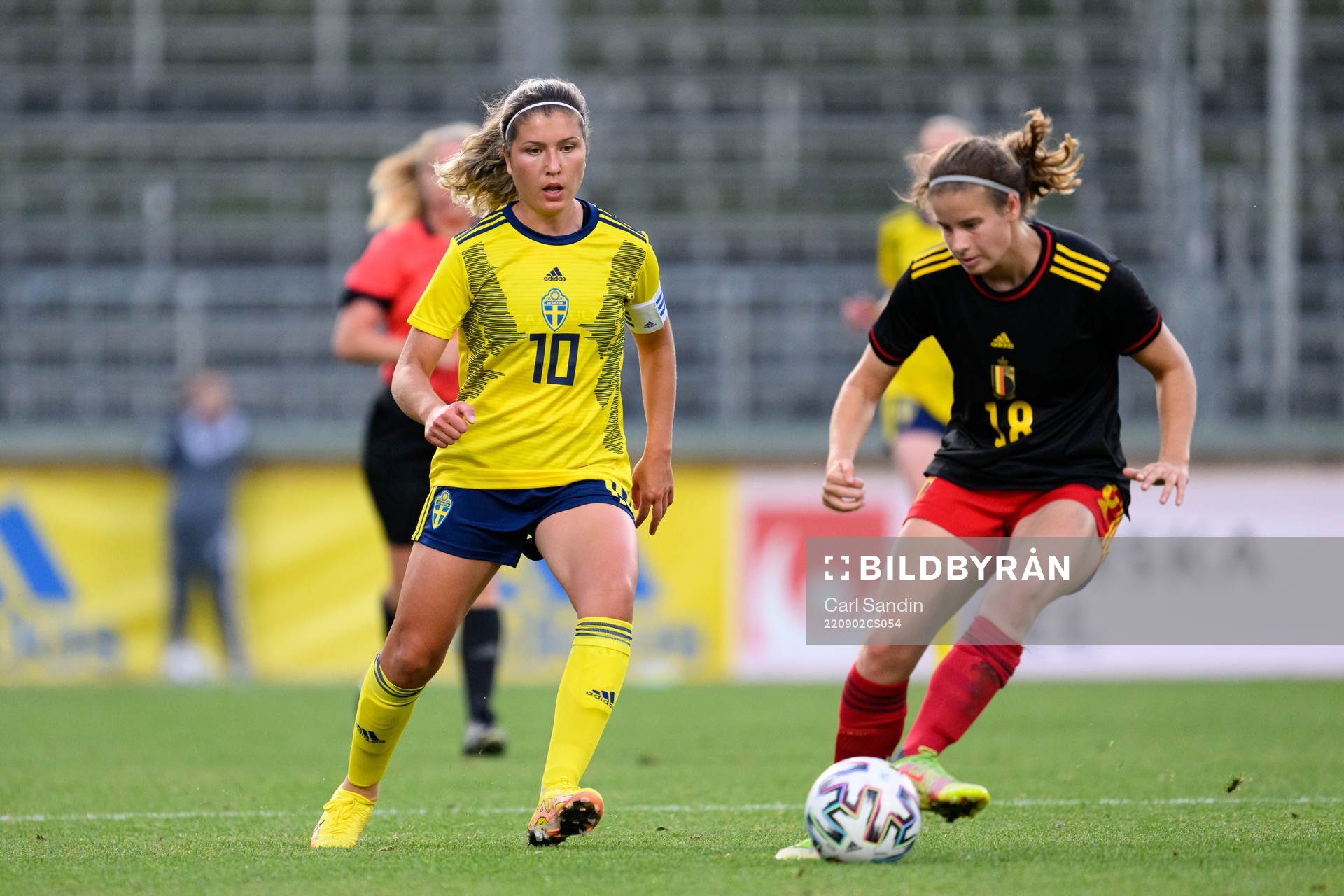 Loreta Kullashi of Sweden and Zoe Van de Cloot of Belgium