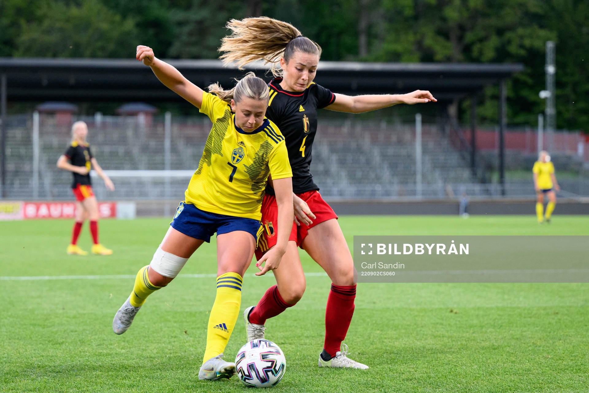 Cornelia Kapocs of Sweden and Sterre Gielen of Belgium