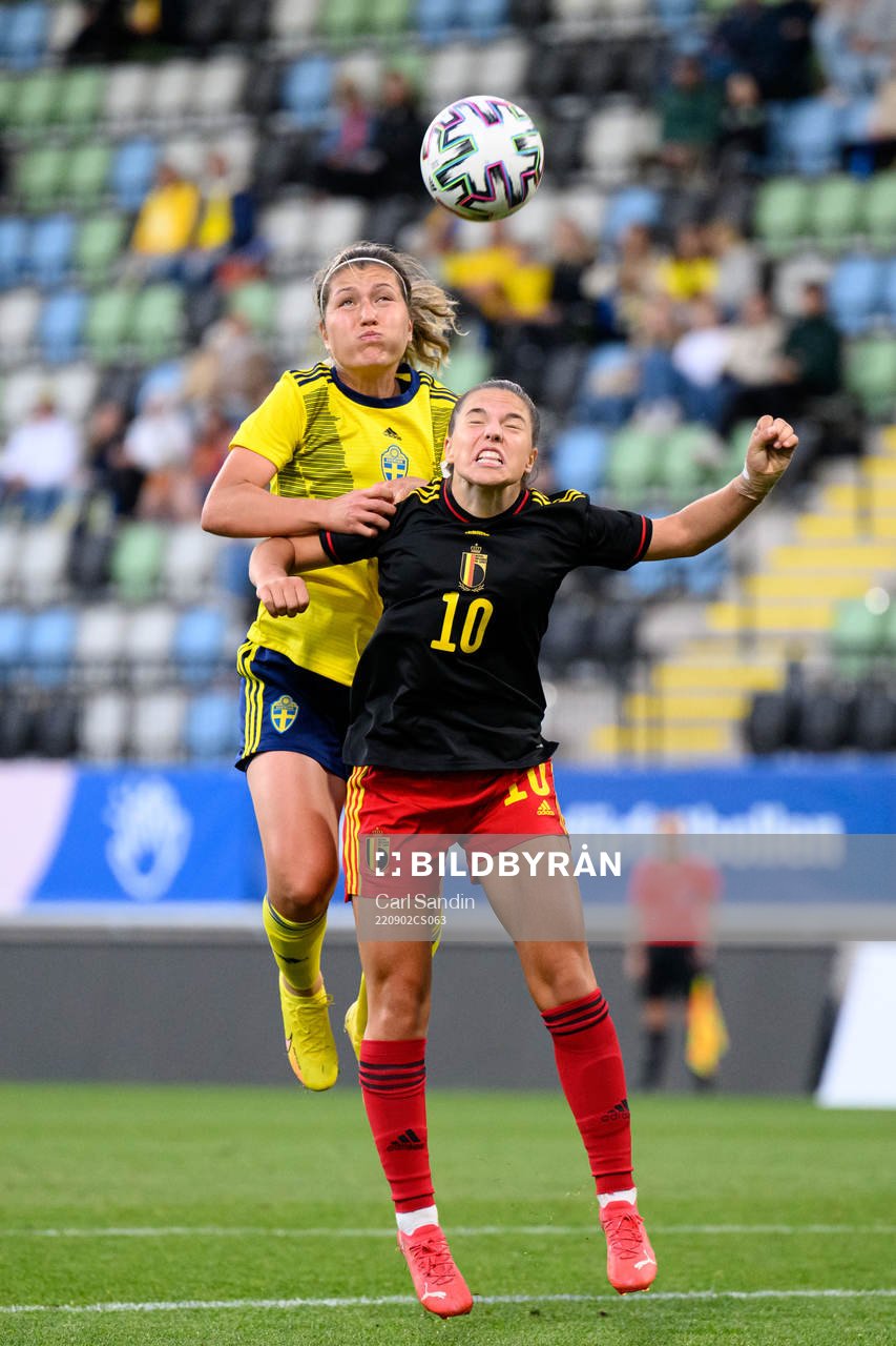 Loreta Kullashi of Sweden and Luna Vanzeir of Belgium