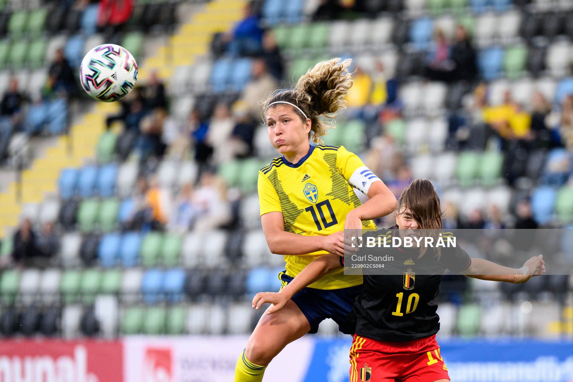 Loreta Kullashi of Sweden and Luna Vanzeir of Belgium