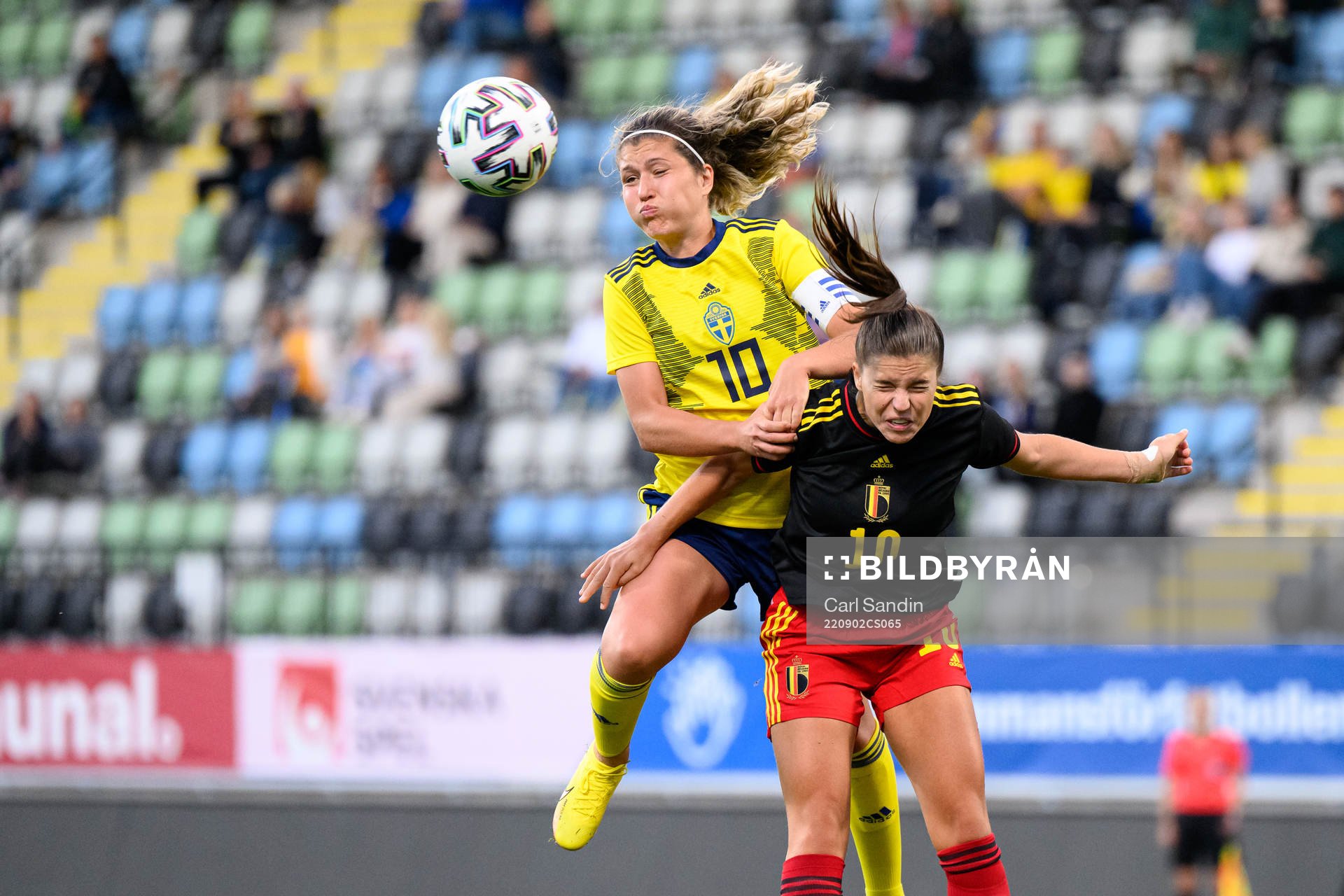 Loreta Kullashi of Sweden and Luna Vanzeir of Belgium