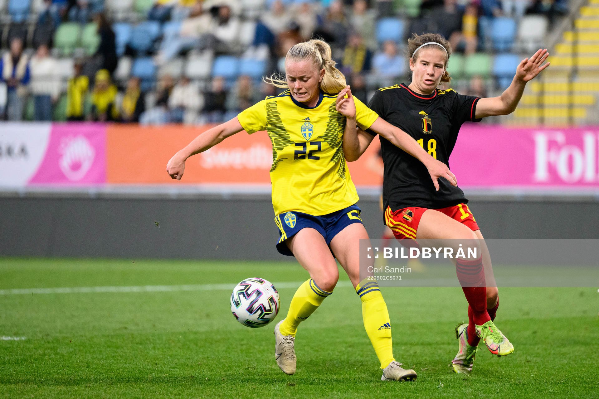 Zara Jönsson of Sweden and Zoe Van de Cloot of Belgium