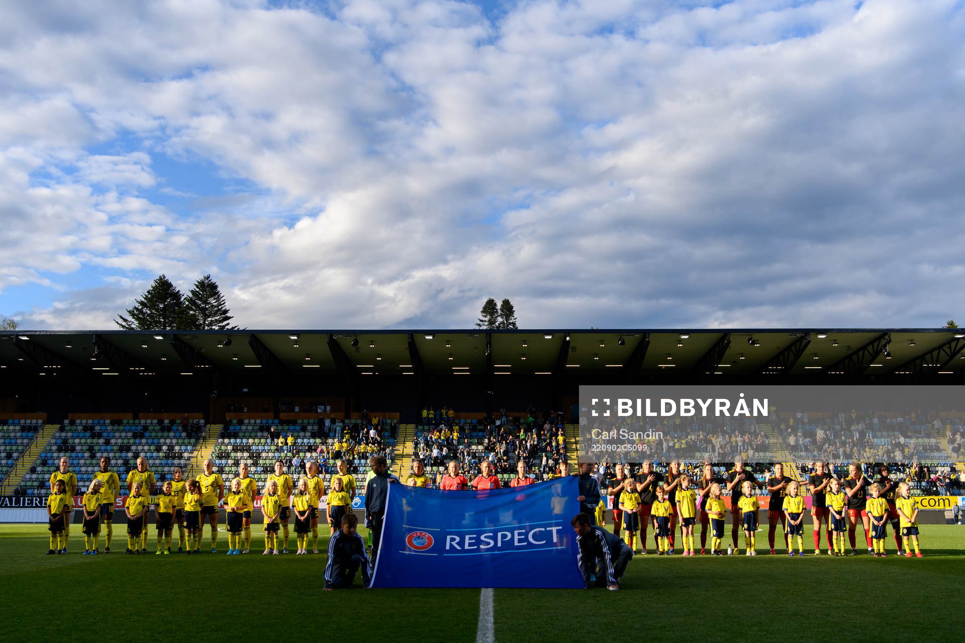 Players of Sweden and of Belgium at lineup