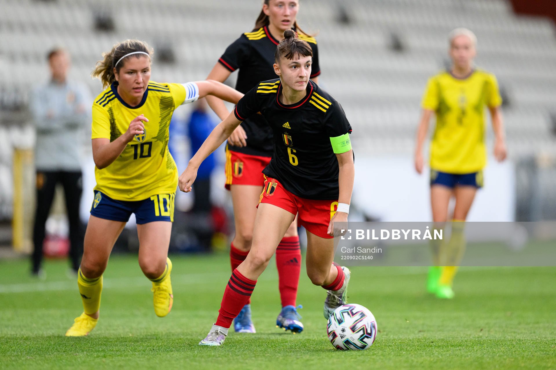 Loreta Kullashi of Sweden and Zenia Mertens of Belgium