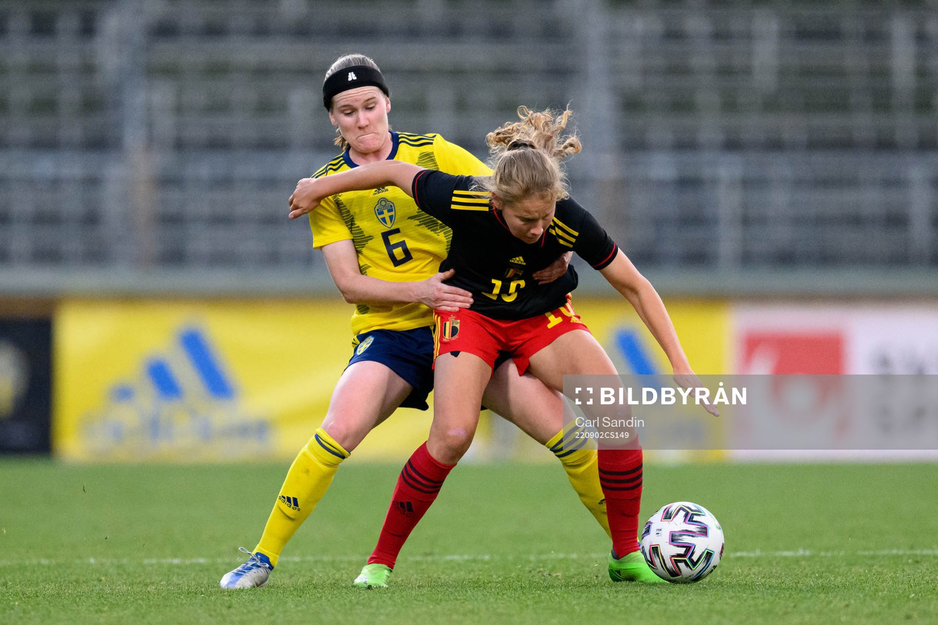Linn Vickius of Sweden and Luna Vanzeir of Belgium
