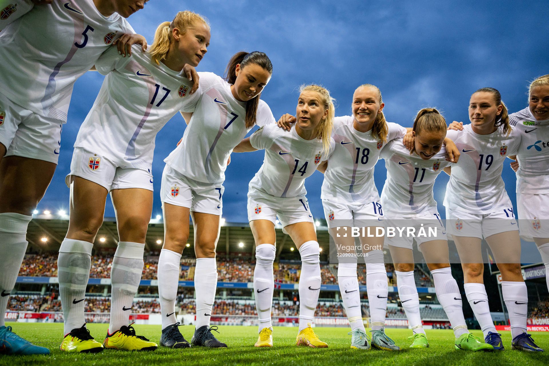 Julie Blakstad, Ingrid Syrstad Engen, Ada Hegerberg, Frida Maanum, Guro Reiten, Elisabeth Terland and players of Norway gather in a circle ahead of the FIFA Women's World Cup Qualifier football match between Belgium and Norway on September 2, 2022 in Leuven.