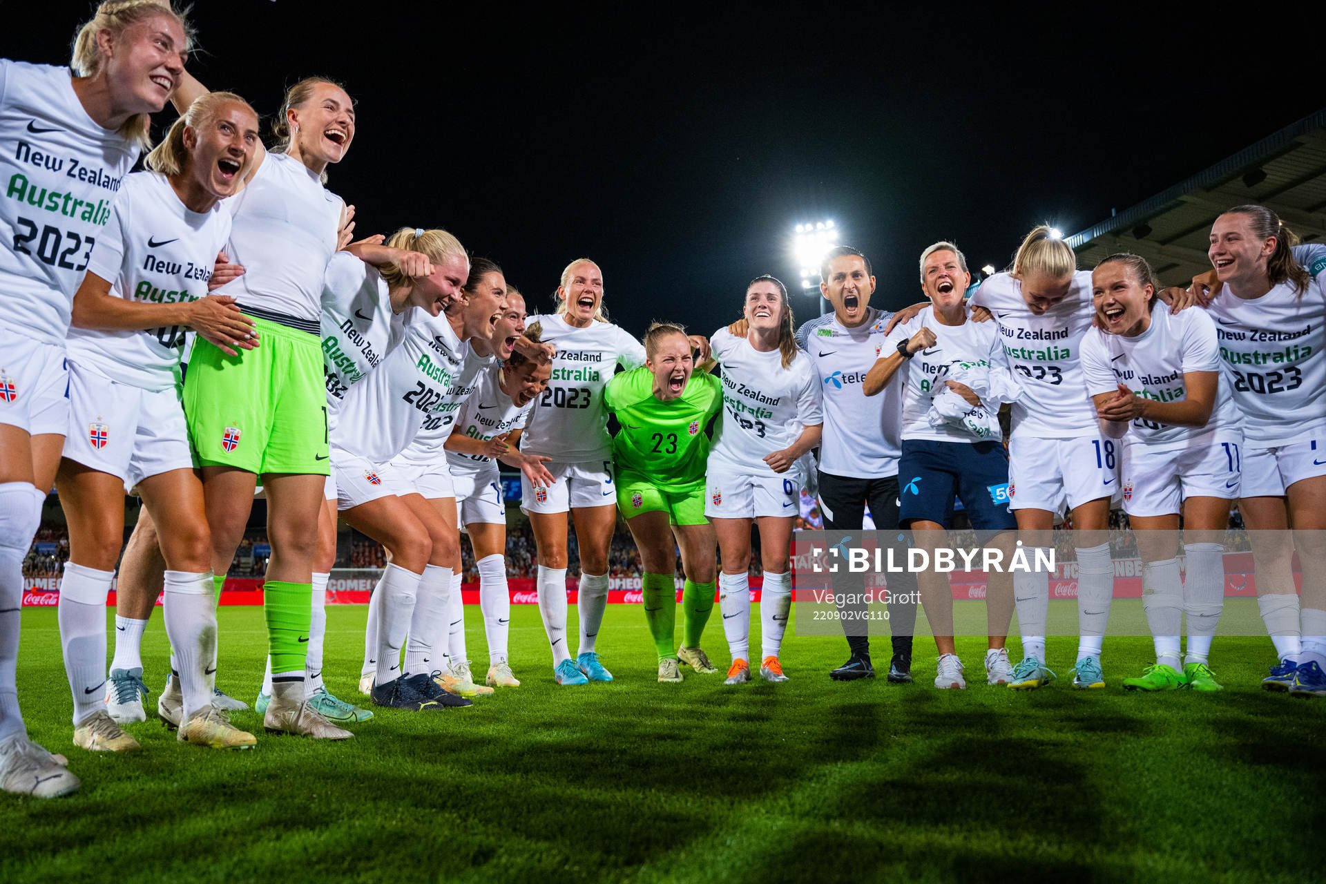 Players and staff of Norway celebrate after the FIFA Women's World Cup Qualifier football match between Belgium and Norway on September 2, 2022 in Leuven. From left: Sophie Román Haug, Anja Sønstevold, goalkeeper Rugile Rulyte, Emilie Marie Joramo, Ingrid Syrstad Engen, Marthine Østenstad, Celin Bizet Ildhusøy, Guro Bergsvand, goalkeeper Aurora Mikalsen, Maren Mjelde, doctor Said Tutunchian, kit manager Kristine Skuland Nilsen, Frida Maanum, Guro Reiten and Elisabeth Terland.