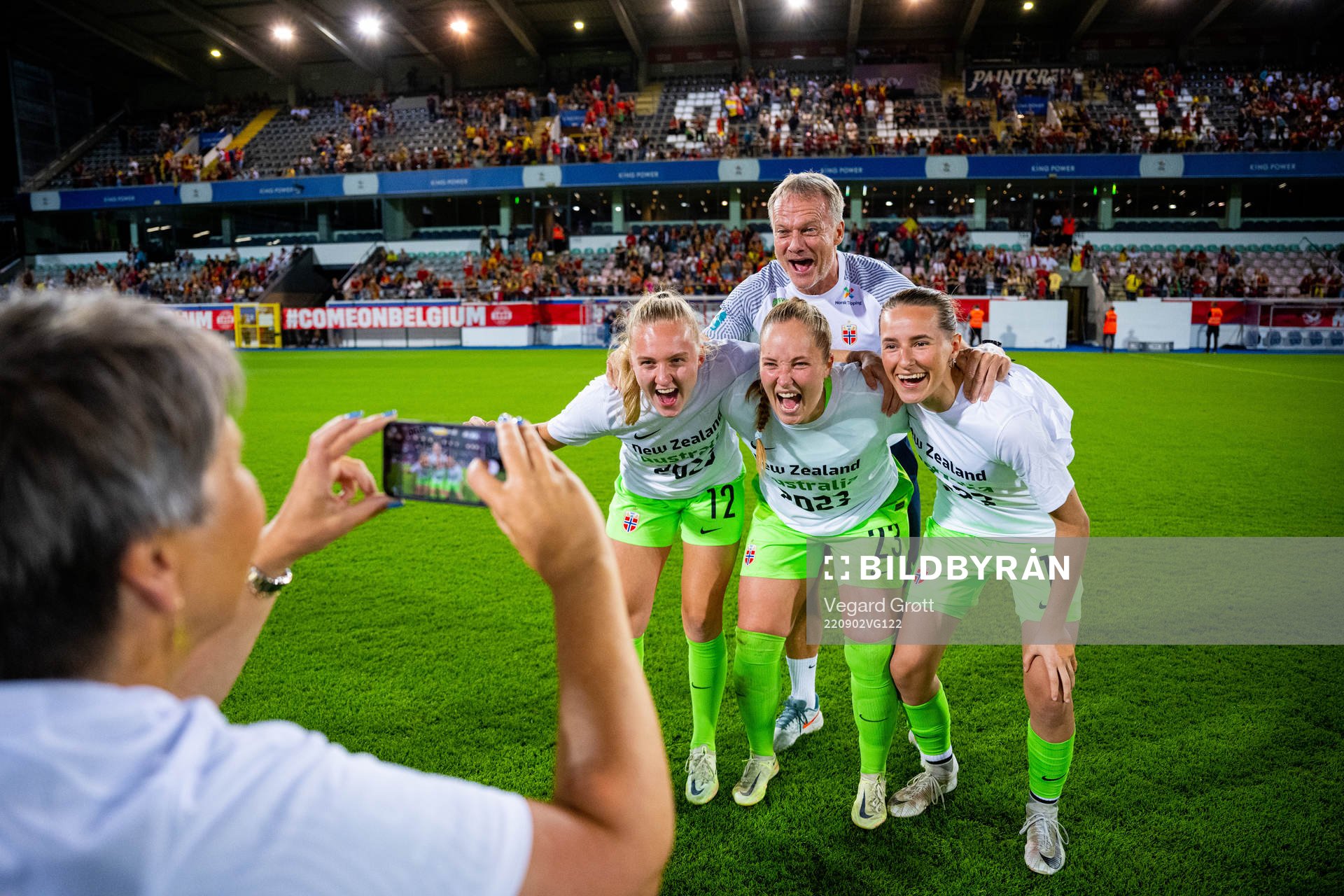 Goalkeepers Sunniva Skoglund, Aurora Mikalsen and Rugile Maria Rulyte celebrate with goalkeeper coach Frode Grodås of Norway after the FIFA Women's World Cup Qualifier football match between Belgium and Norway on September 2, 2022 in Leuven. 