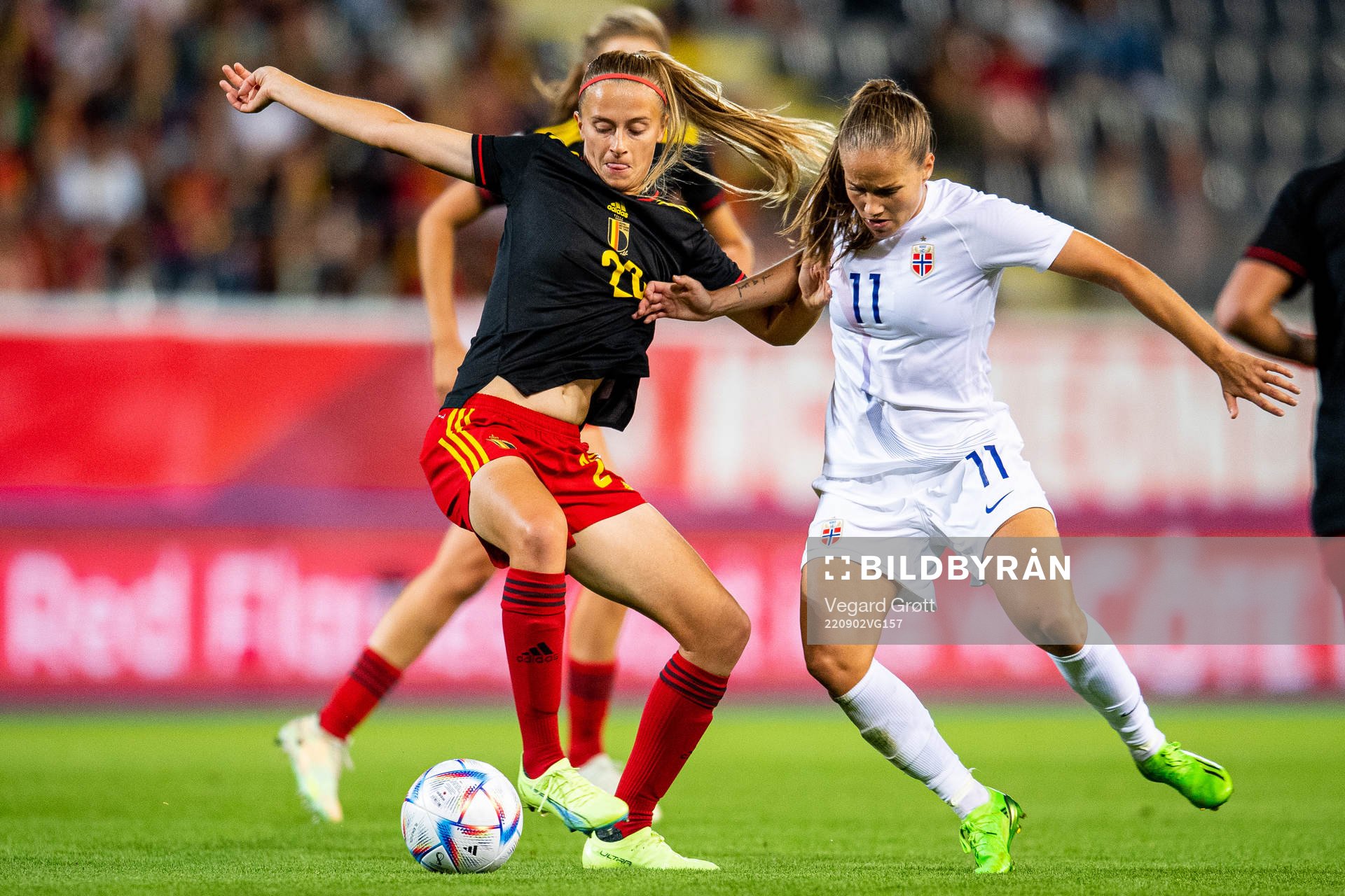 Julie Biesmans of Belgium and Guro Reiten of Norway