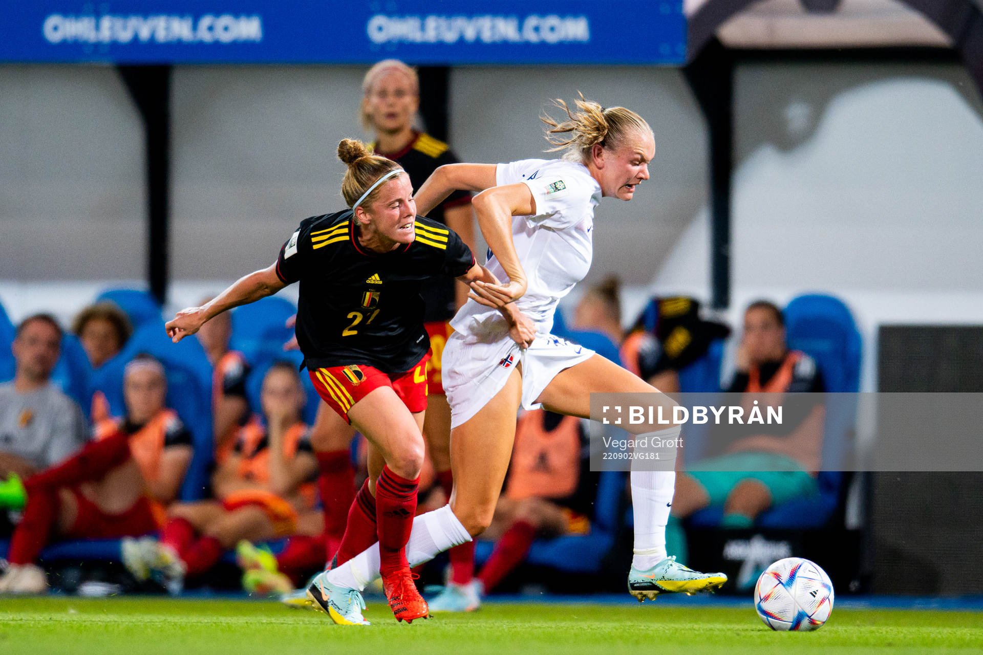 Laura Deloose of Belgium and Frida Maanum of Norway