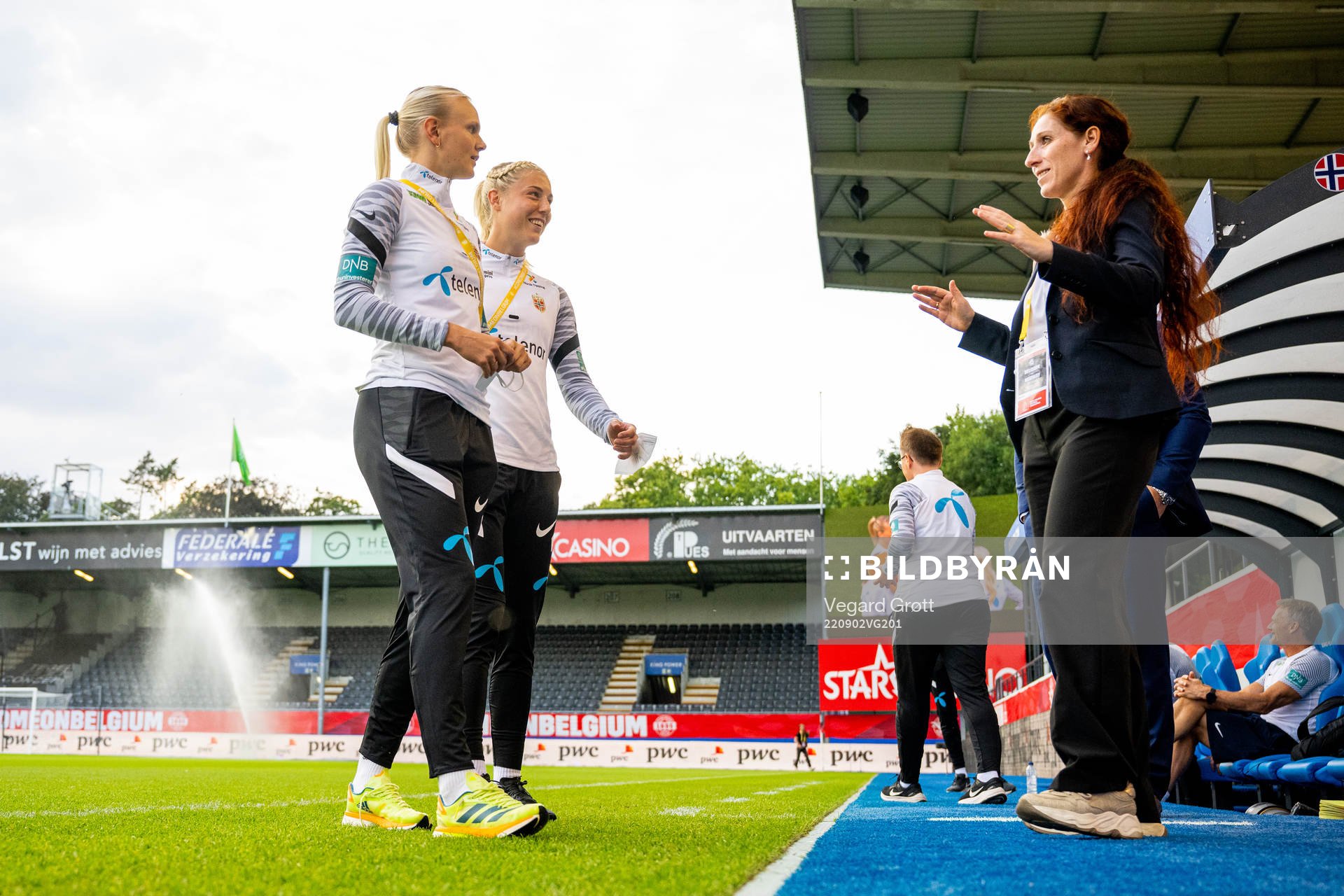 Karina Sævik and Sophie Román Haug of Norway talk to Lise Klaveness, president of the Norwegian Football Association (NFF), ahead of the FIFA Women's World Cup Qualifier football match between Belgium and Norway on September 2, 2022 in Leuven.