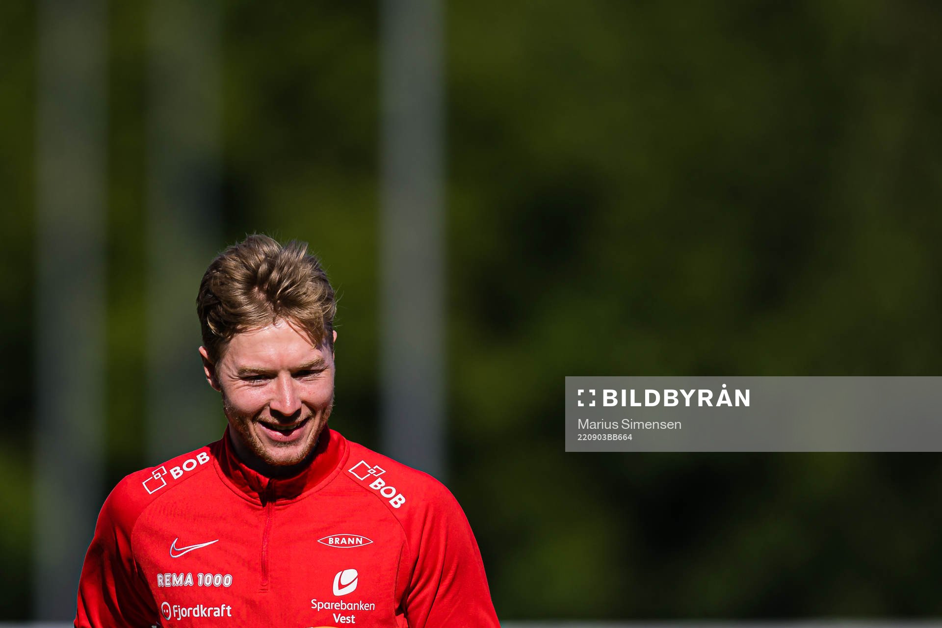 Mathias Lønne Dyngeland of Brann warms up