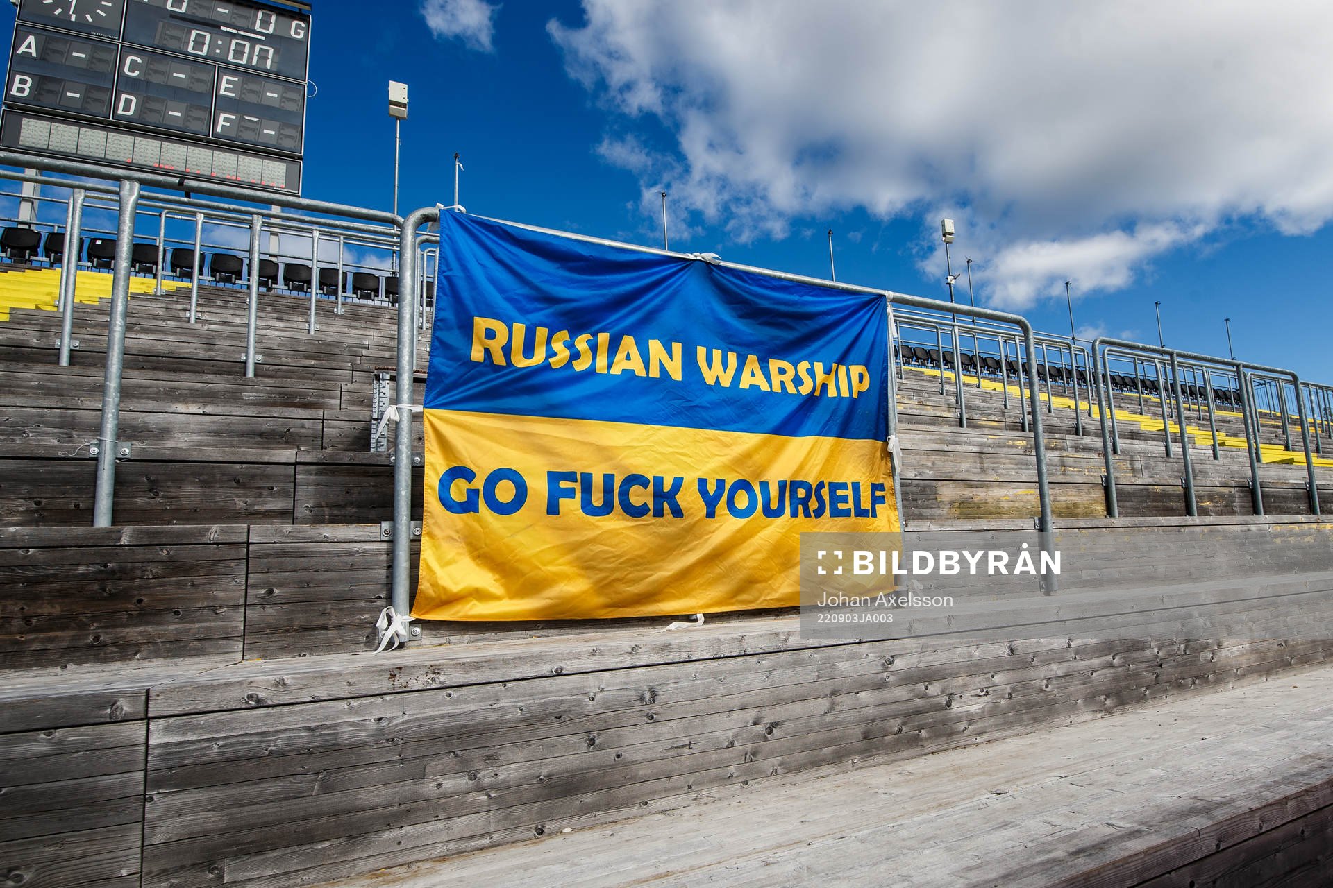 En flagga med protester mor Rysslands ivasion av Ukraina