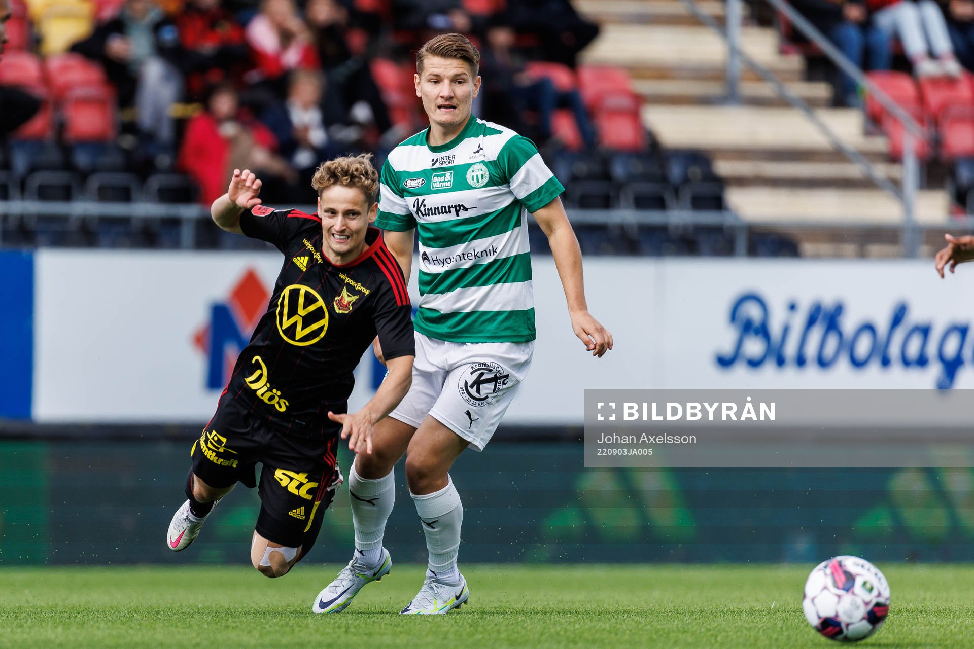 Östersunds Henrik Bellman och Västerås SKs Martin Gambos under fotbollsmatchen i Superettan mellan Östersund och Västerås SK den 3 september 2022 i Östersund.
