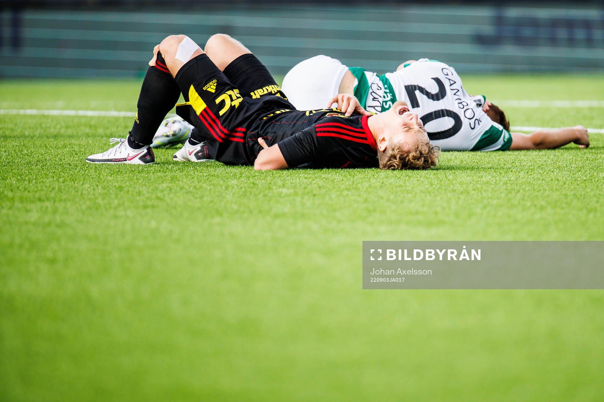 Östersunds Henrik Bellman i kamp med Västerås SKs Martin Gambos har ont under fotbollsmatchen i Superettan mellan Östersund och Västerås SK den 3 september 2022 i Östersund.