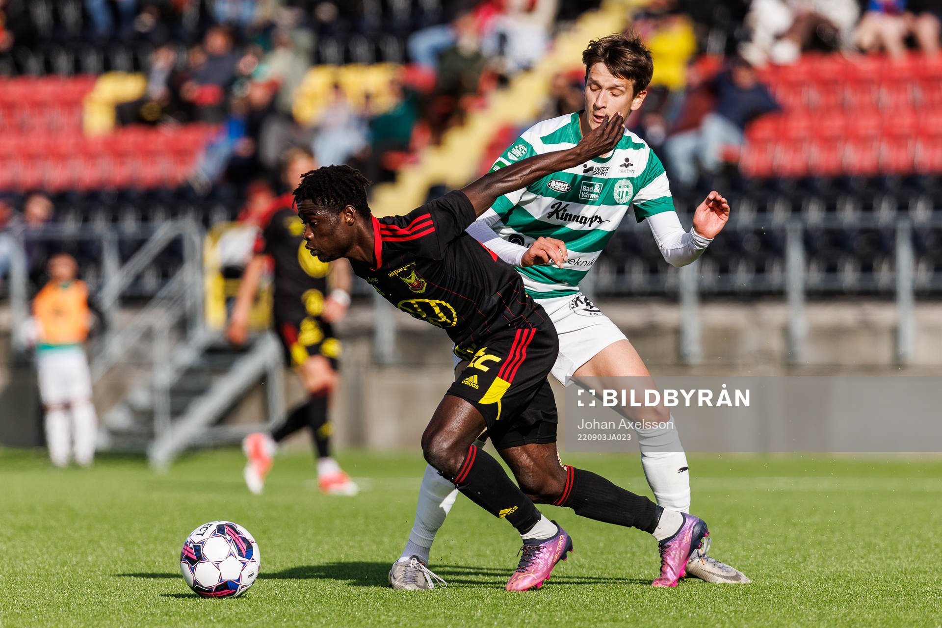 Östersunds Yannick Armel Assiedou Adjoumani och Västerås SKs Olle Edlund under fotbollsmatchen i Superettan mellan Östersund och Västerås SK den 3 september 2022 i Östersund.