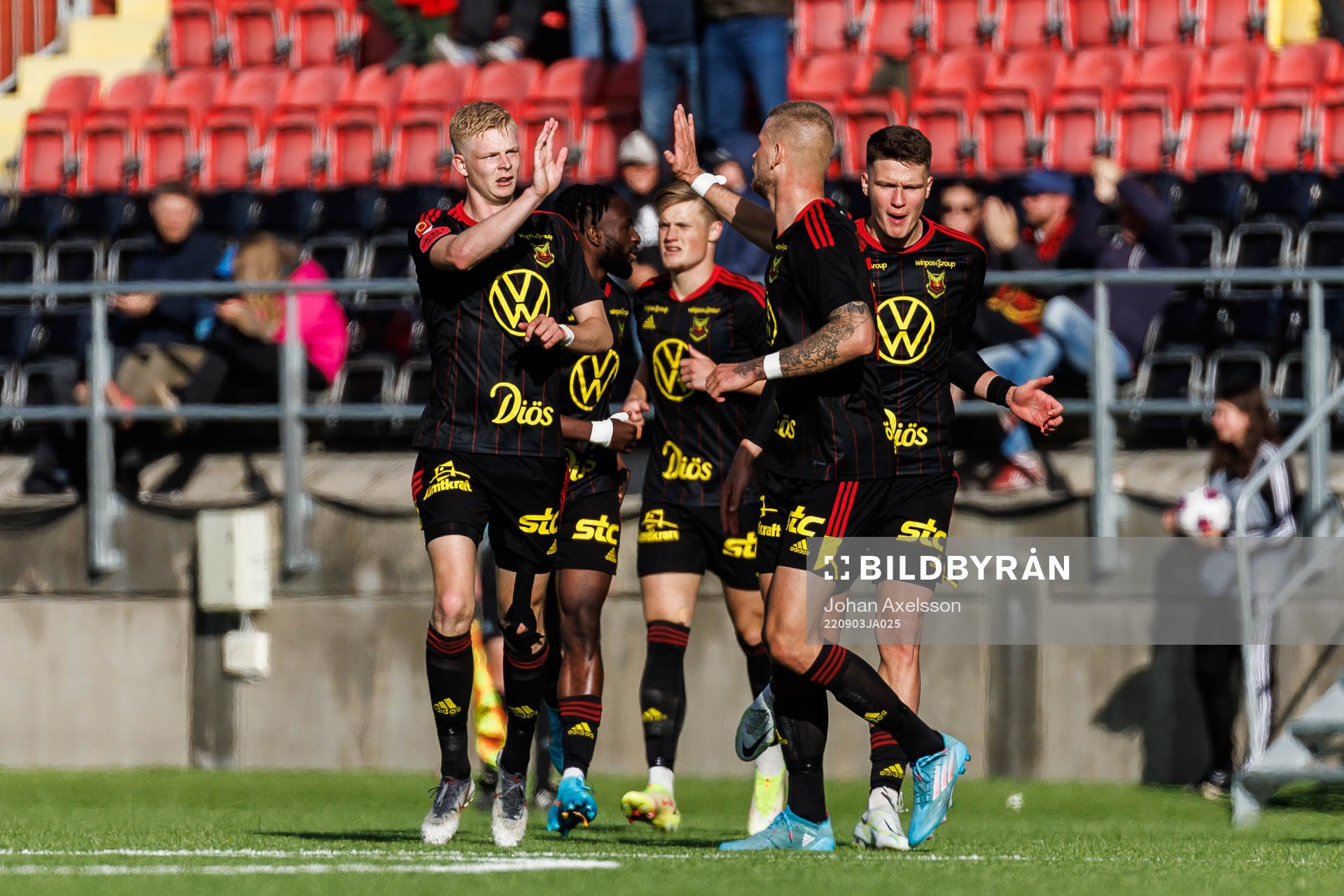 Östersunds Malcolm Stolt jublar med Kevin Jablinski