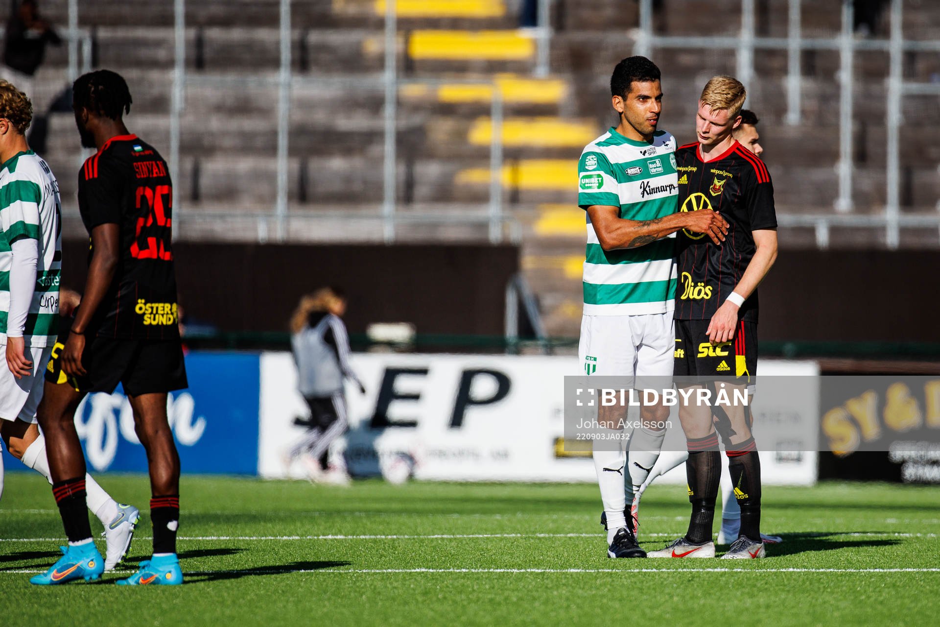 Västerås SKs Pedro Ribeiro klappar om Östersunds Malcolm
