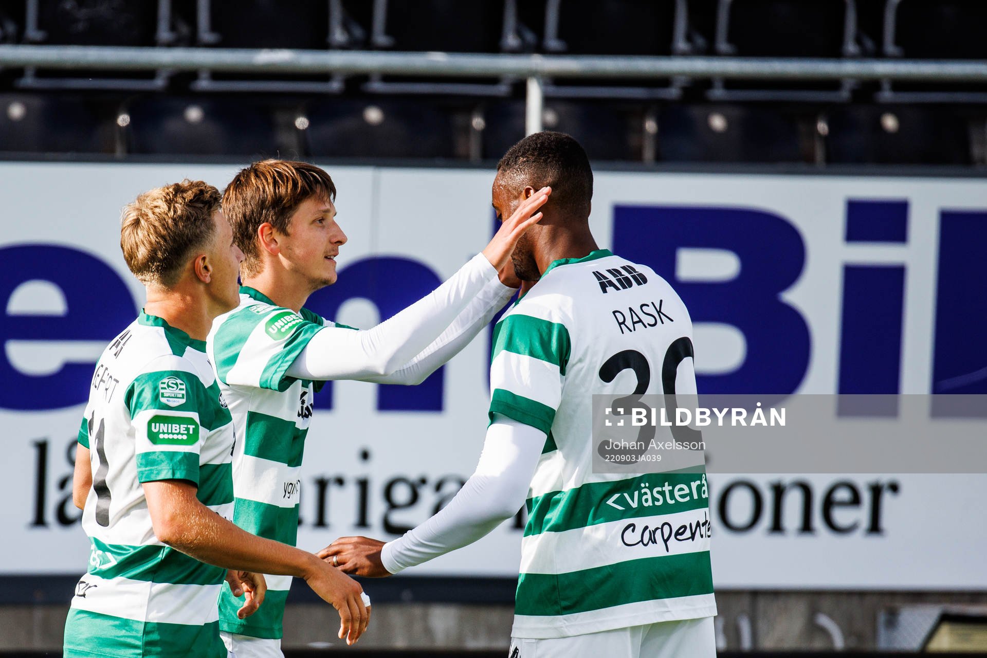 Västerås SKs Olle Edlund jublar med Theodore Rask efter 1-2 under fotbollsmatchen i Superettan mellan Östersund och Västerås SK den 3 september 2022 i Östersund.