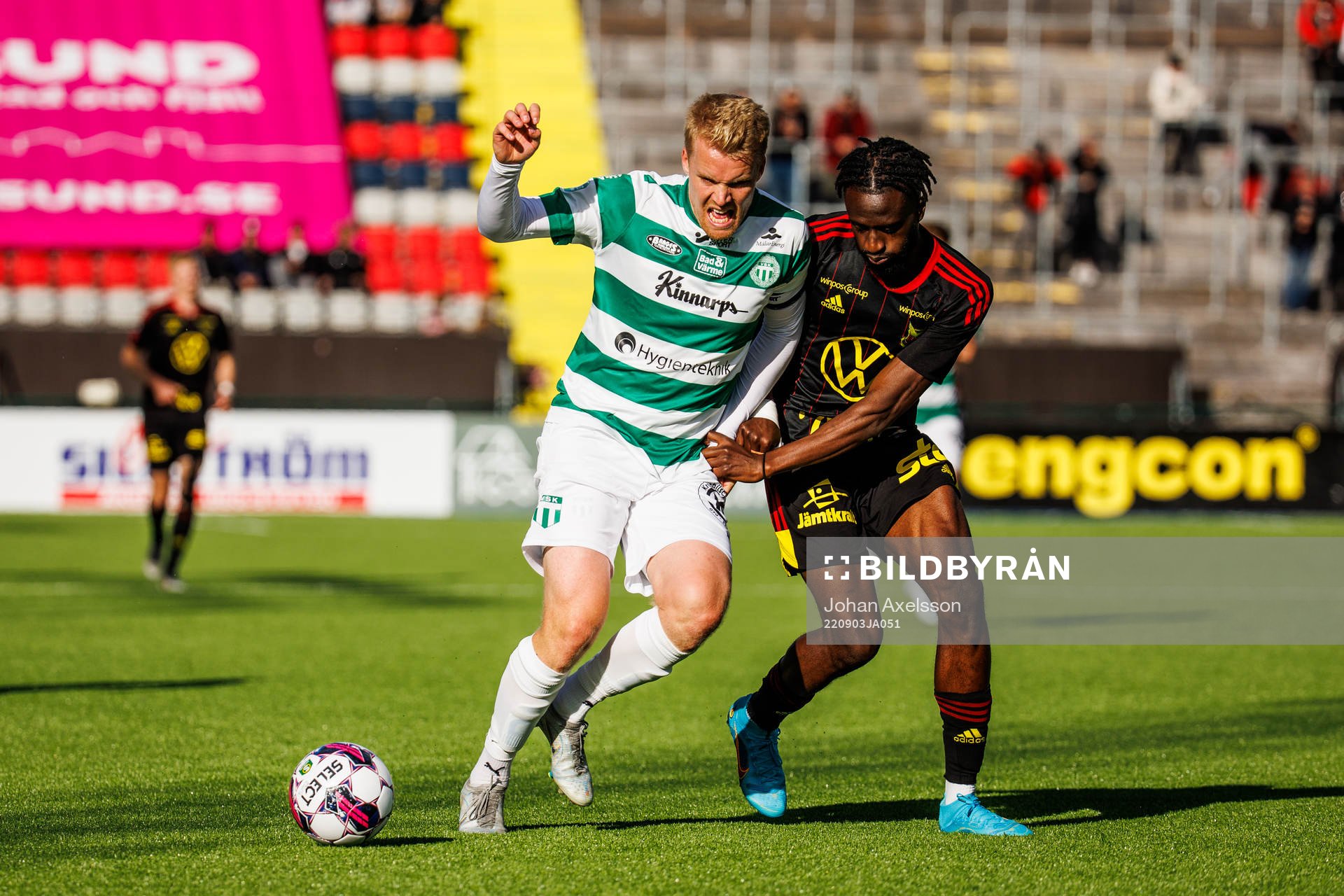 Västerås SKs Simon Johansson i kamp med Östersunds Mansour Sinyan under fotbollsmatchen i Superettan mellan Östersund och Västerås SK den 3 september 2022 i Östersund.