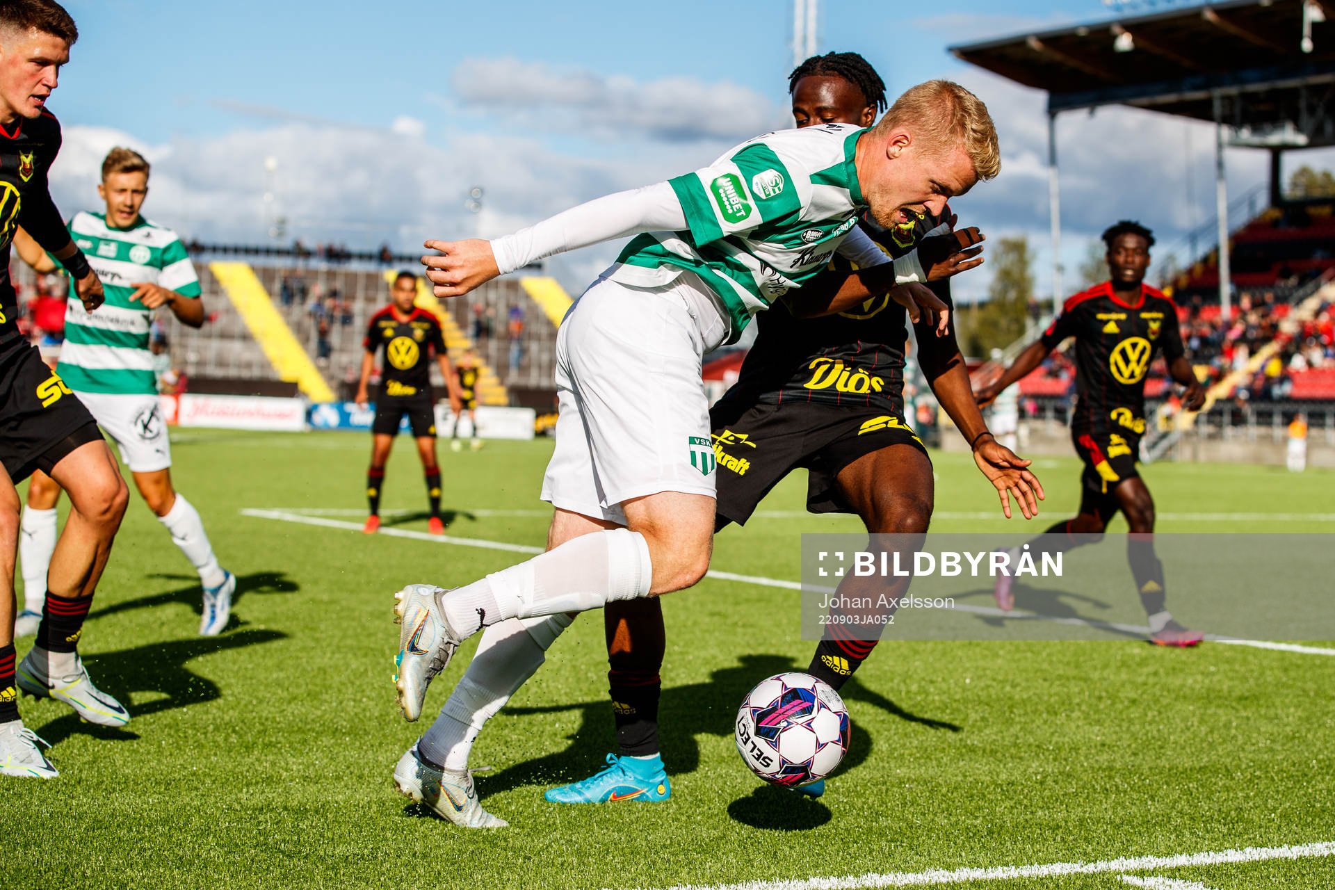 Västerås SKs Simon Johansson i kamp med Östersunds Mansour Sinyan under fotbollsmatchen i Superettan mellan Östersund och Västerås SK den 3 september 2022 i Östersund.