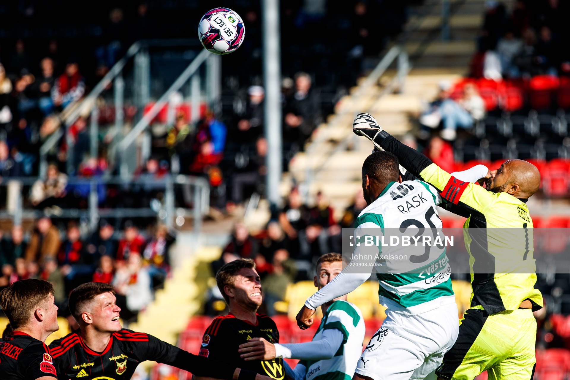 Västerås SKs Theodore Rask i kamp med Östersunds målvakt Aly Keita under fotbollsmatchen i Superettan mellan Östersund och Västerås SK den 3 september 2022 i Östersund.