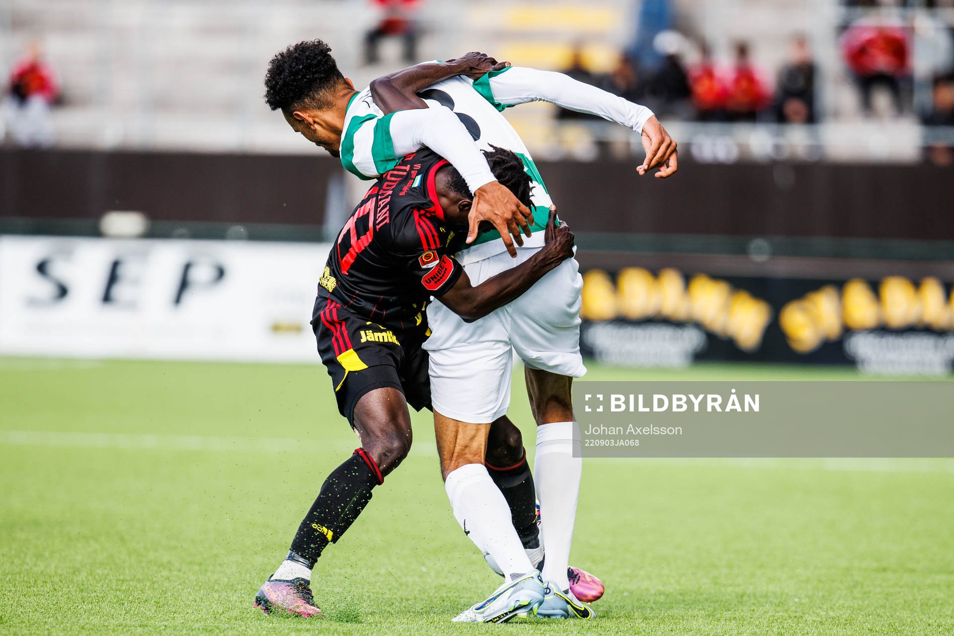 Östersunds Yannick Adjoumani i kamp med Västerås SKs Alex Douglas under fotbollsmatchen i Superettan mellan Östersund och Västerås SK den 3 september 2022 i Östersund.