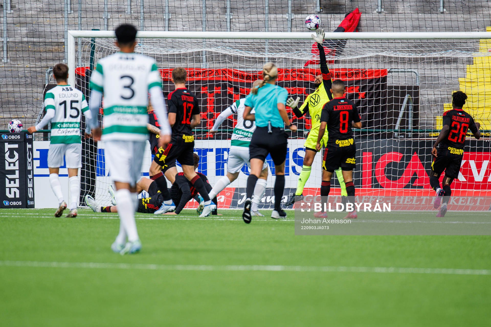 Östersunds målvakt Aly Keita med en räddning