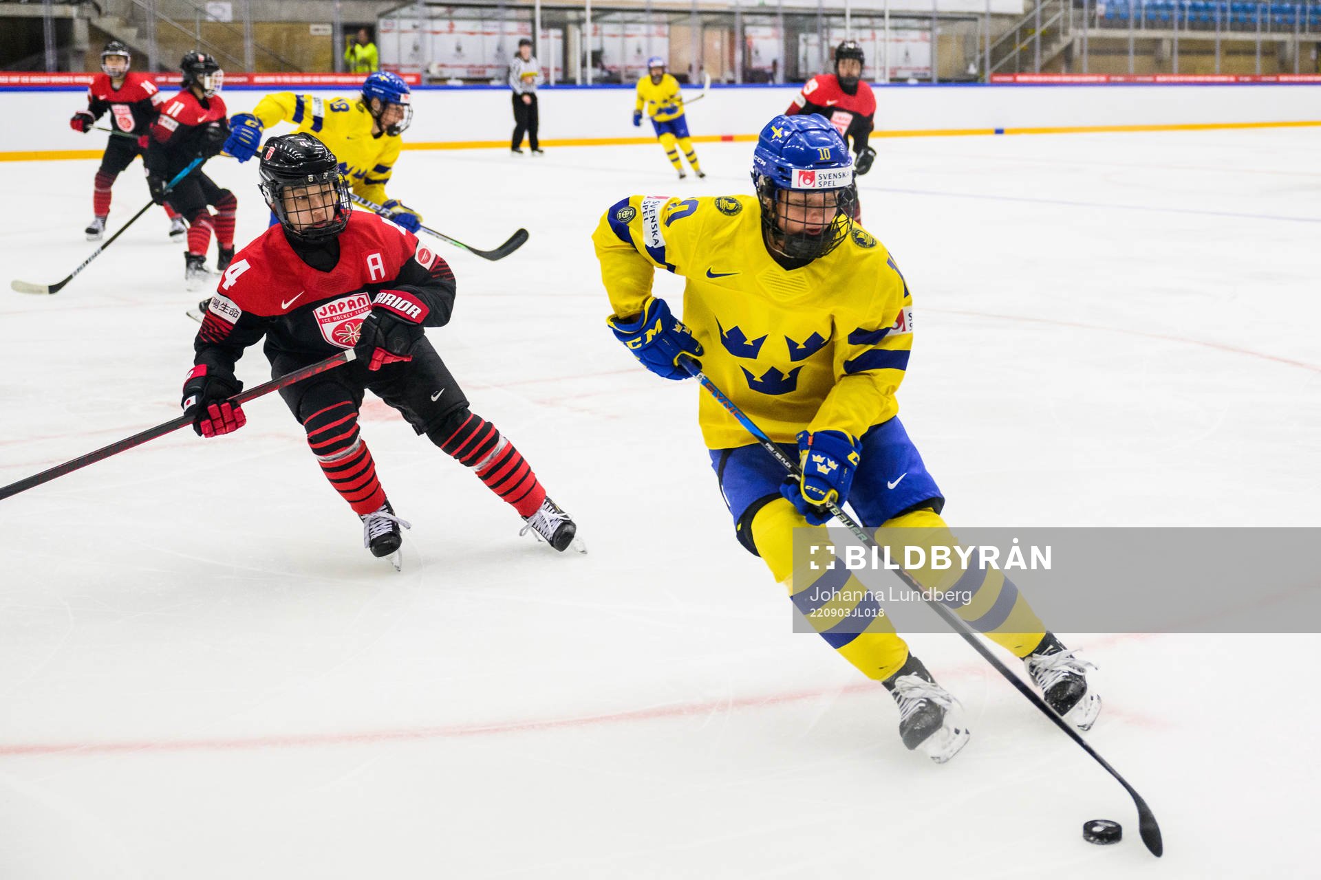 Ayaka Hitosato of Japan and Mina Waxin of Sweden