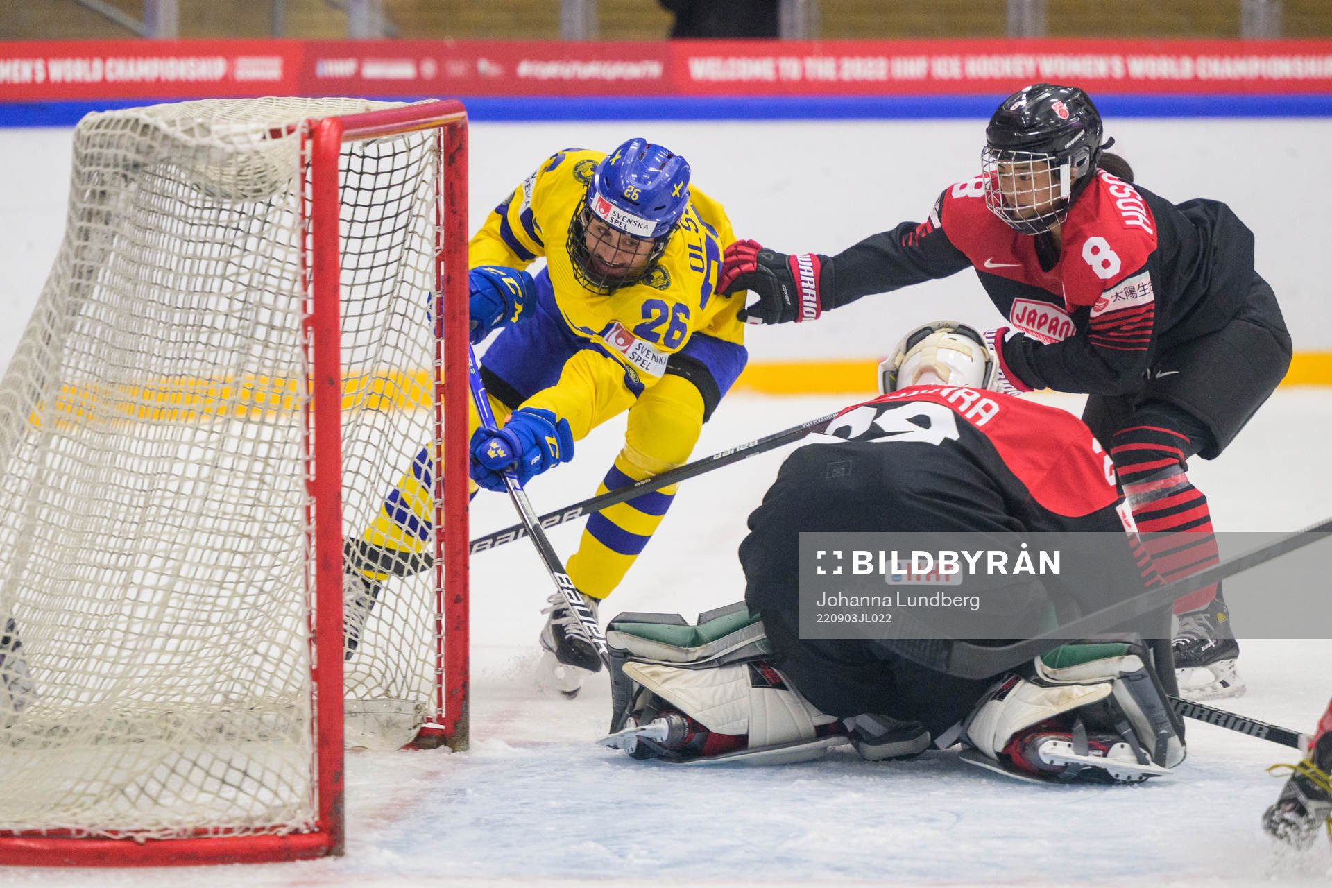 Hanna Olsson of Sweden against Akane Hosoyamada and