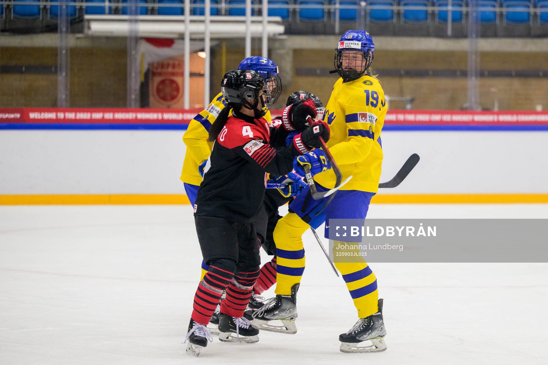 Ayaka Hitosato of Japan and Sara Hjalmarsson of Sweden