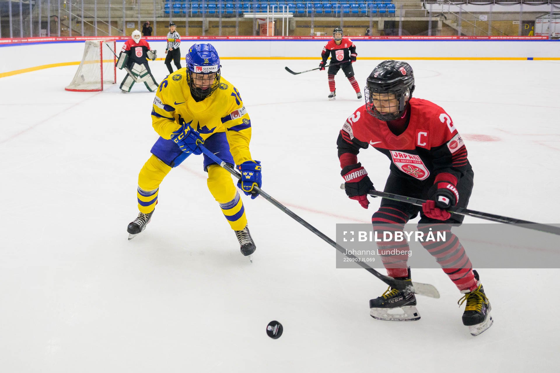 Linnea Johansson of Sweden and Shiori Koike of Japan