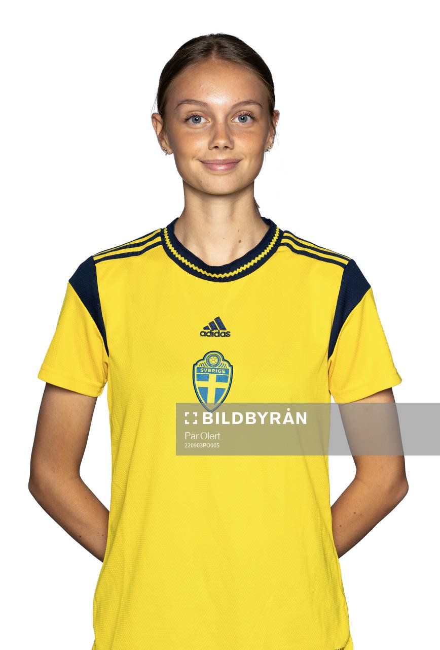 Hedda Johansson under en porträttfotografering med Sverige F18 den 3 september 2022 i sundsvall. 