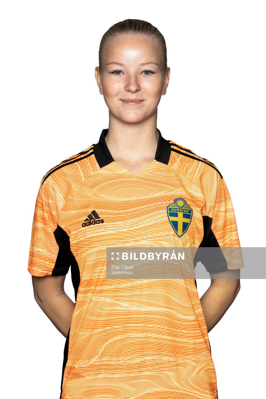målvakt Amanda Aldén under en porträttfotografering med Sverige F18 den 3 september 2022 i sundsvall. 