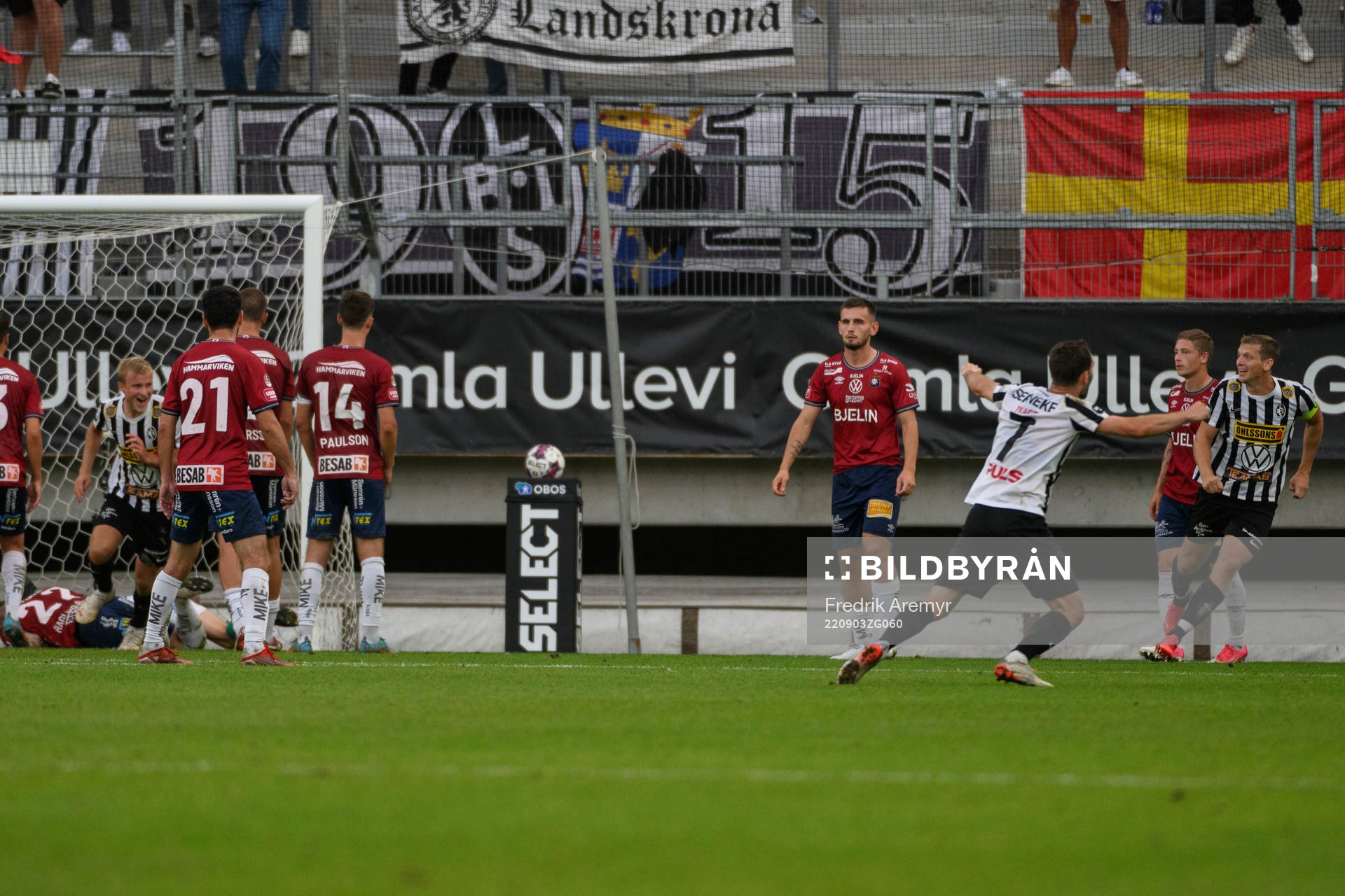 Landskronas spelare jublar samtidigt som Örgrytes spelare