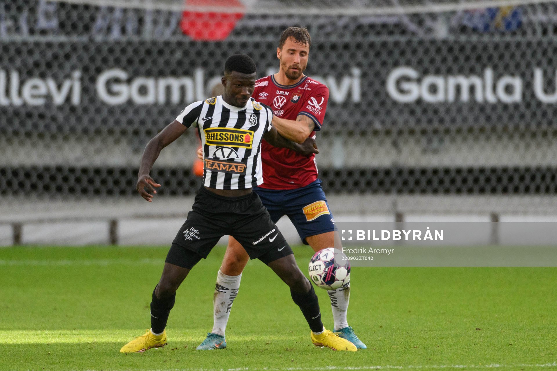 Landskronas Ousmane Diawara och Örgrytes Jonathan Azulay