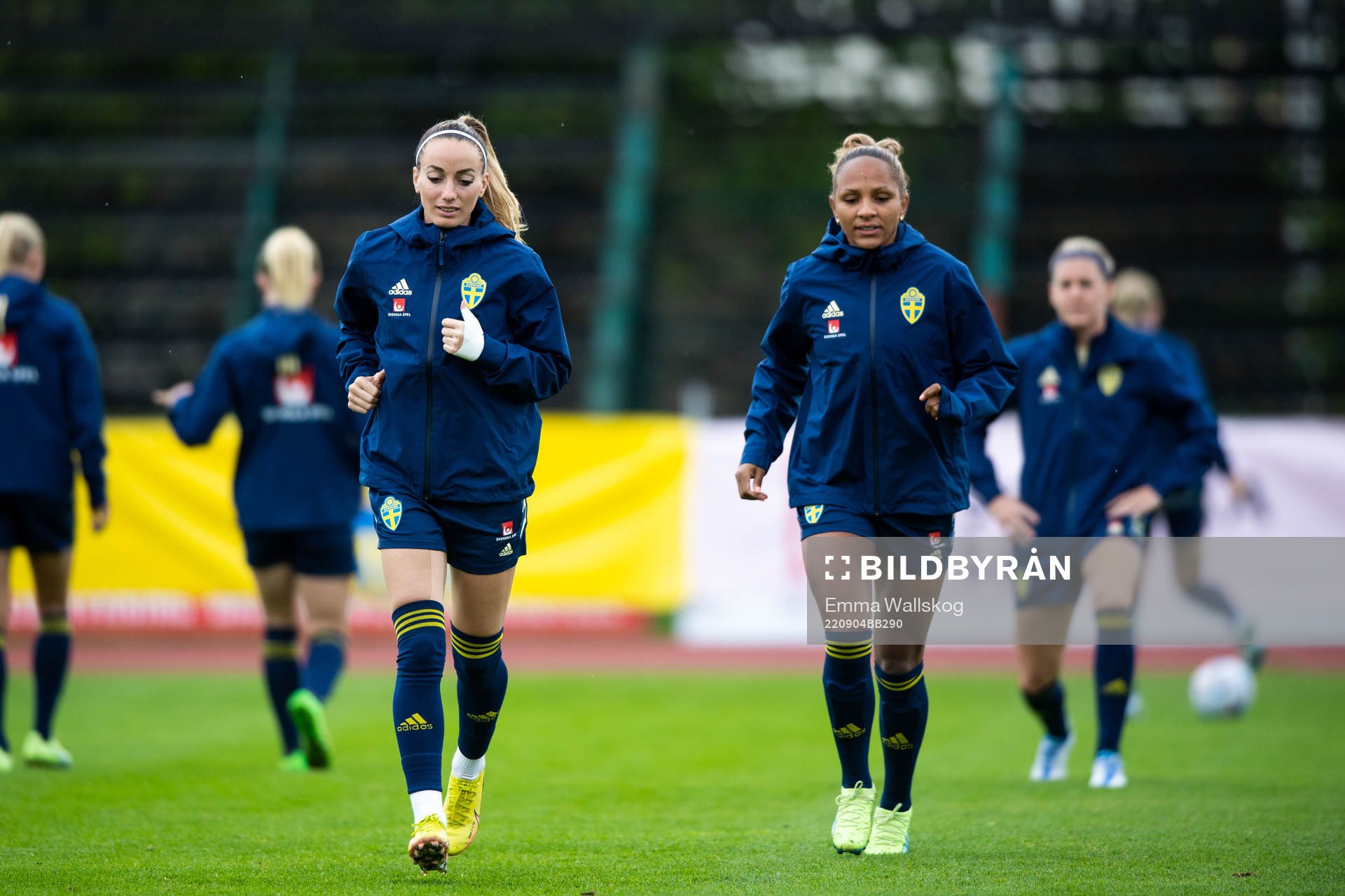 Kosovare Asllani and Madelen Janogy