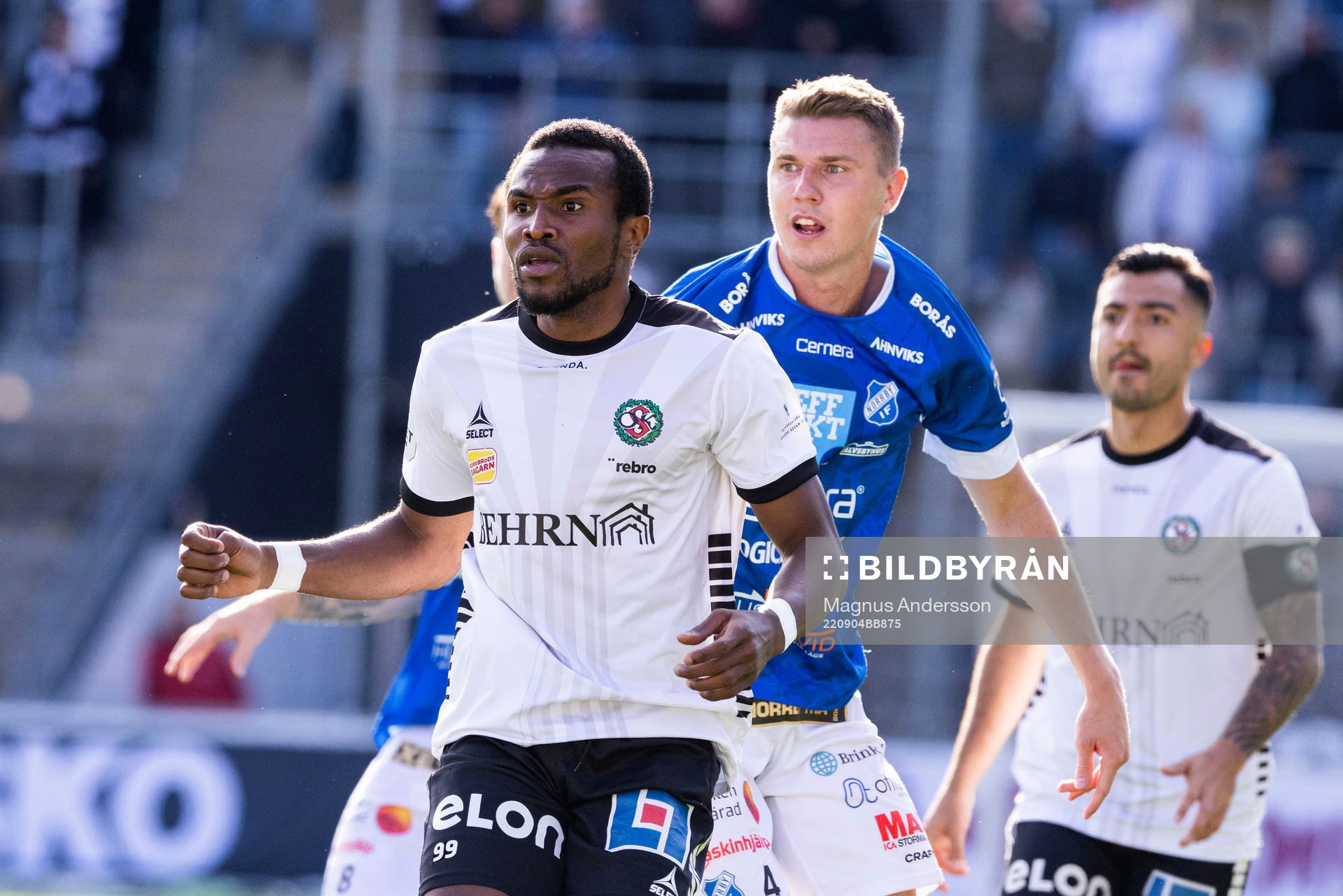 Örebros Christian Moses och Norrbys Fredrik Lundgren under fotbollsmatchen i Superettan mellan Örebro och Norrby den 4 september 2022 i Örebro.