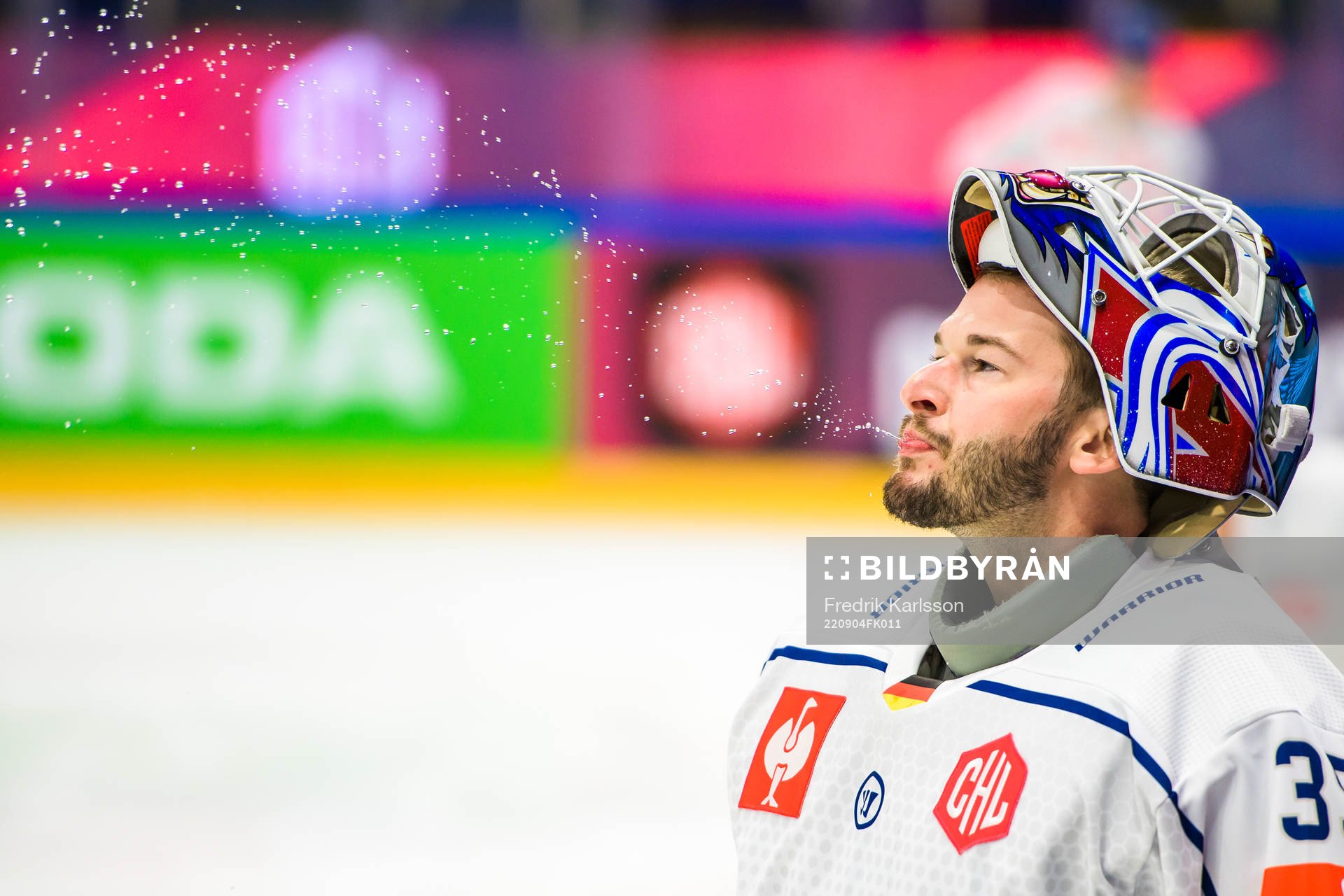 Straubing Tigers goaltender Hunter Miska ahead the CHL game