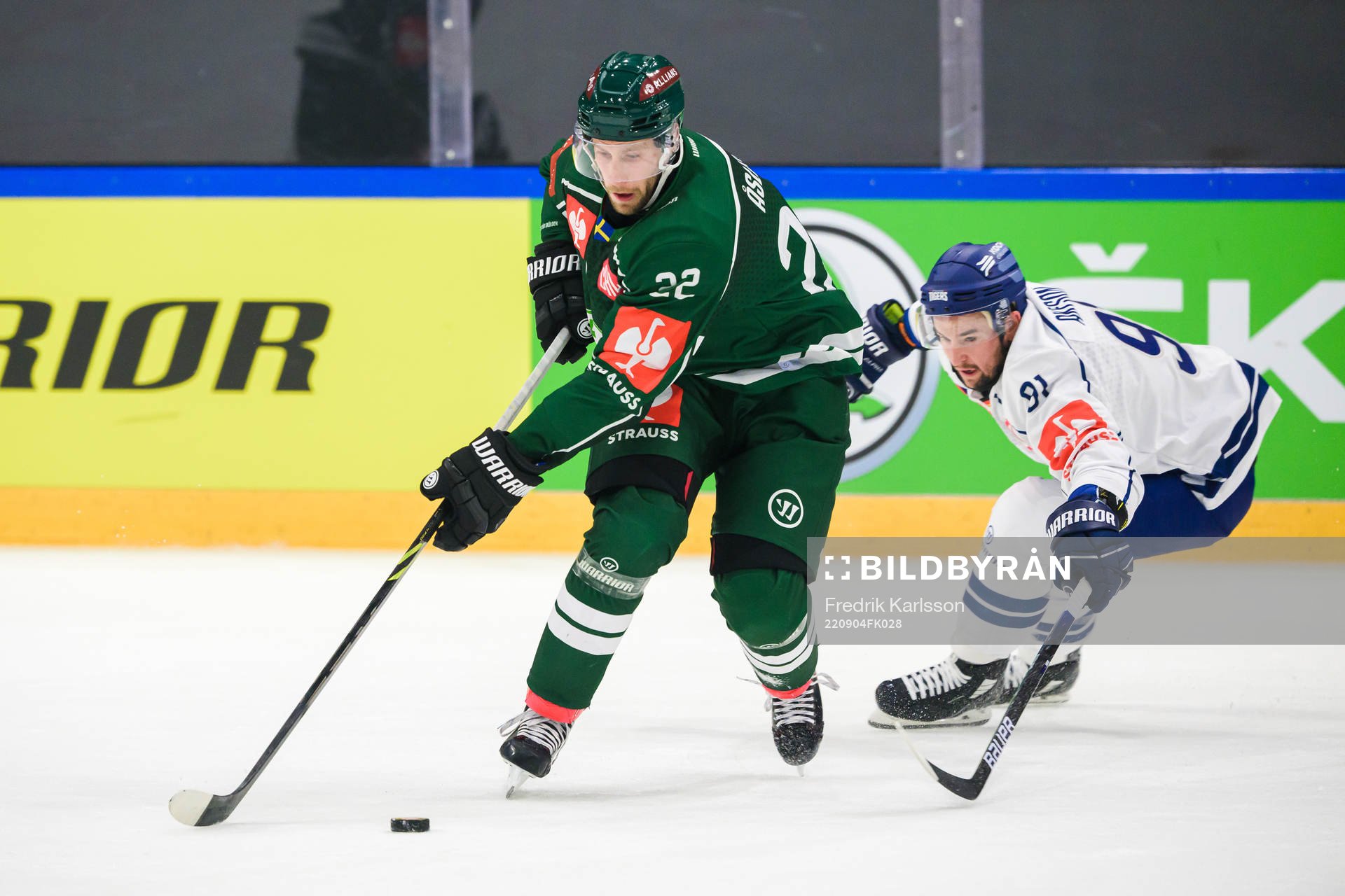 Färjestad Per Åslund and Straubing Tigers Jason Akeson