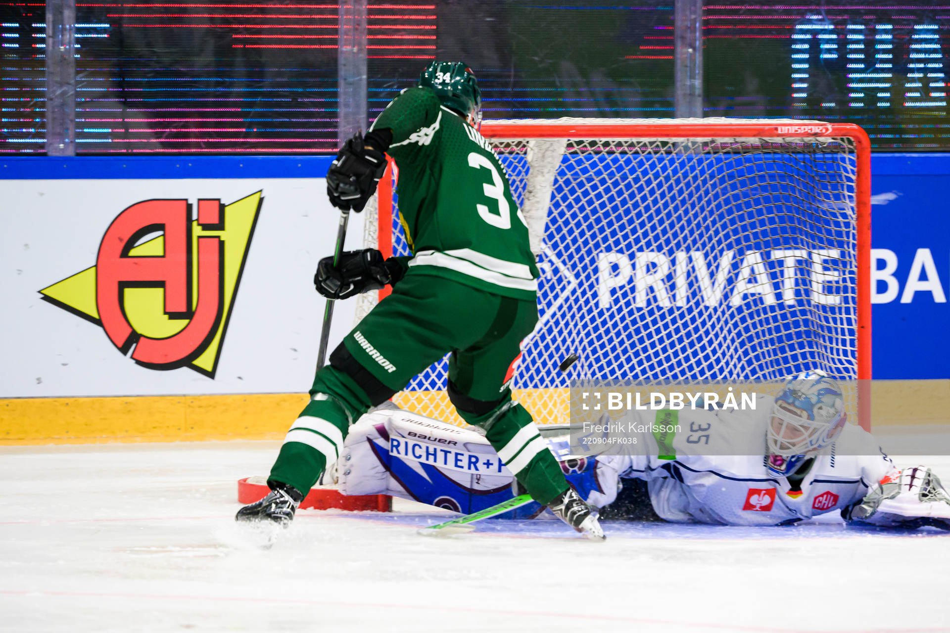 Färjestad Michael Lindqvist scores a goal behind Straubing