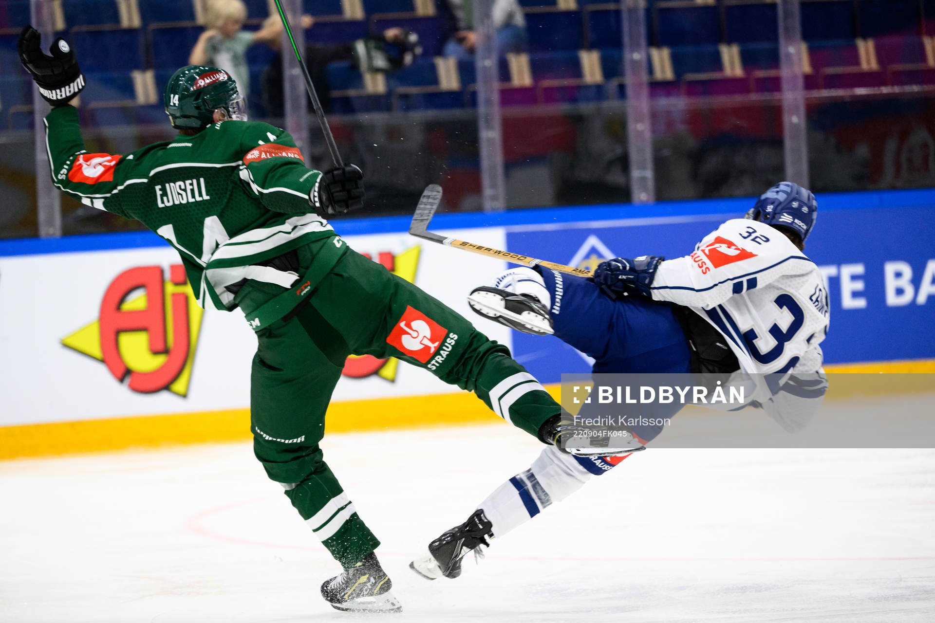 Victor Ejdsell of Färjestad and Cody Lampl of Straubing